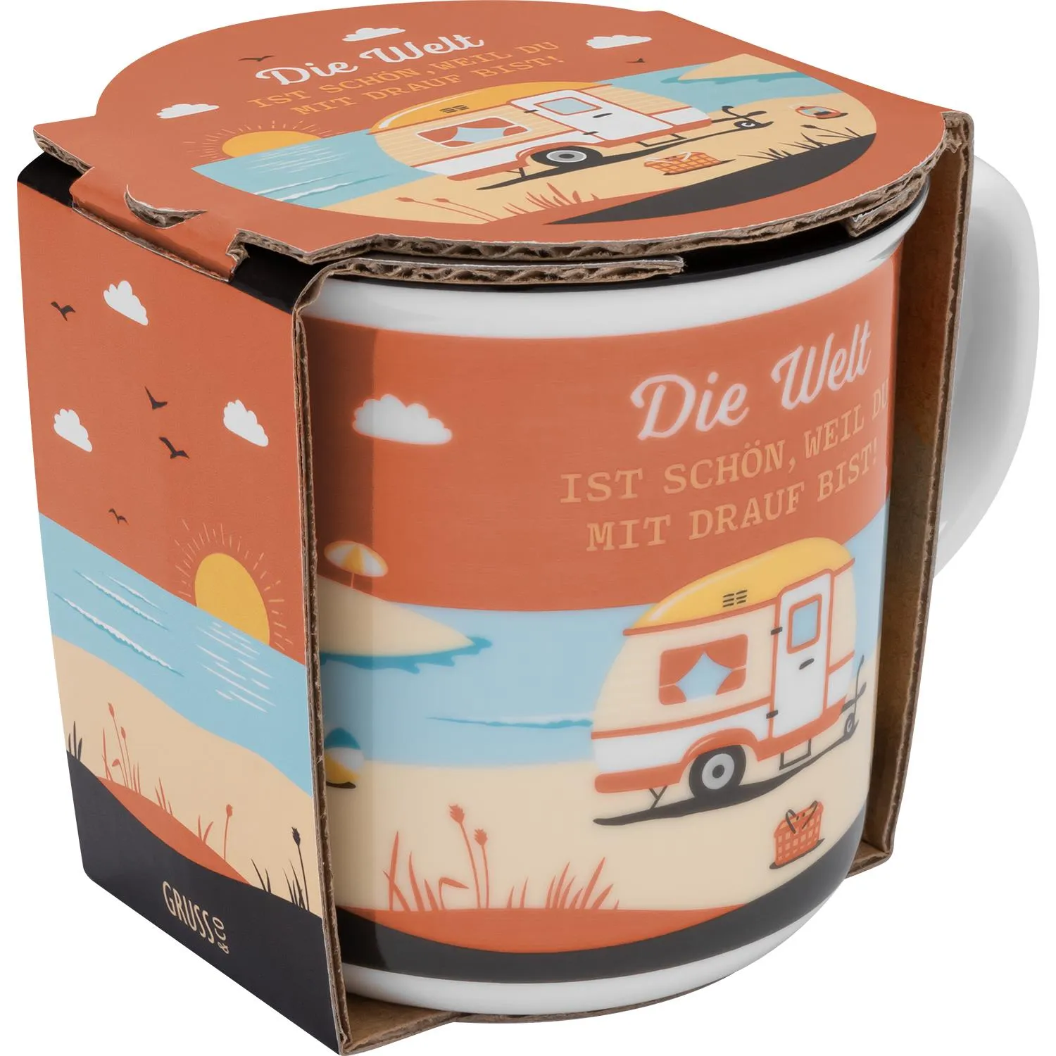 Becher im Camping-Meer-Motiv mit Wohnwagen am Strand, orangefarbener Hintergrund.