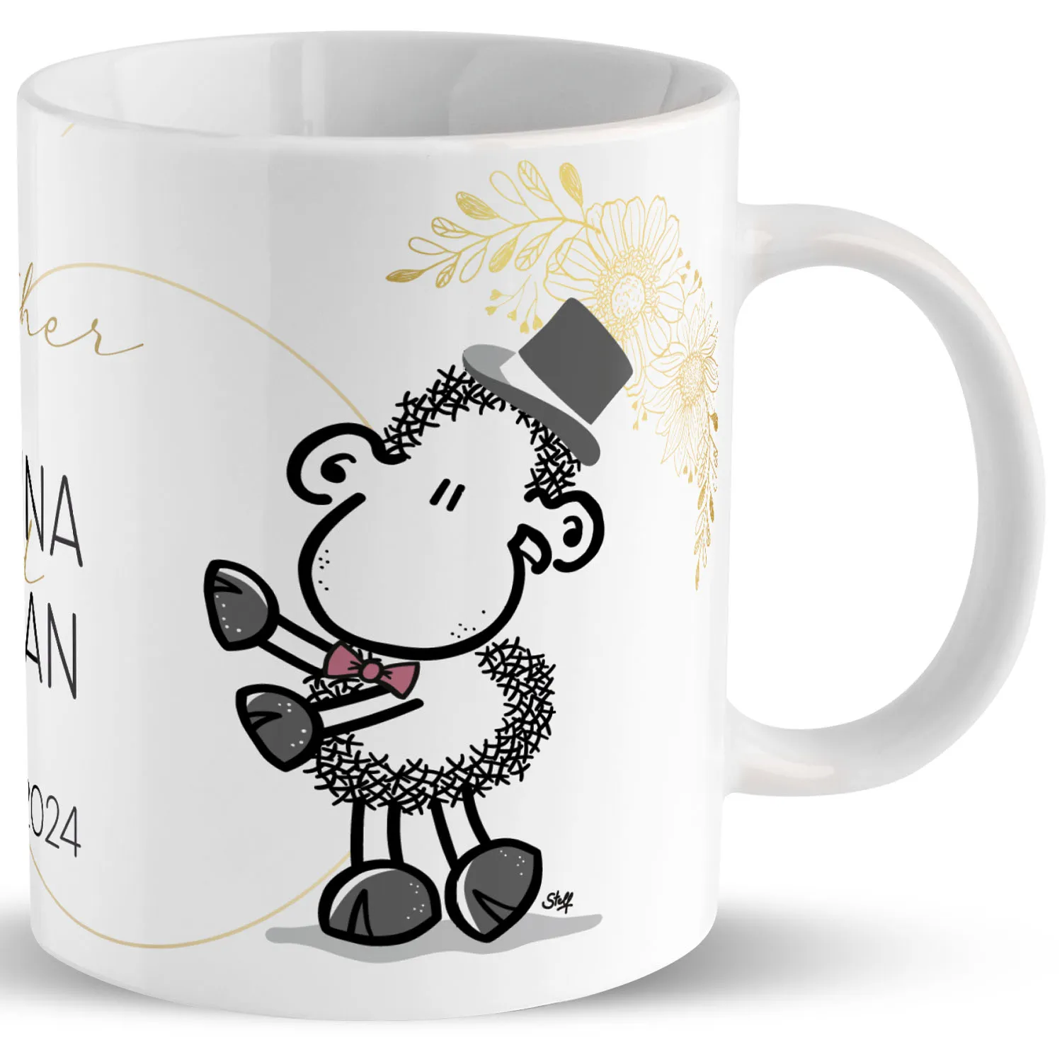 Weiße Porzellan-Tasse mit Schäfchen-Motiv, Top-Hut und Schleife, personalisiert mit Namen und Datum.