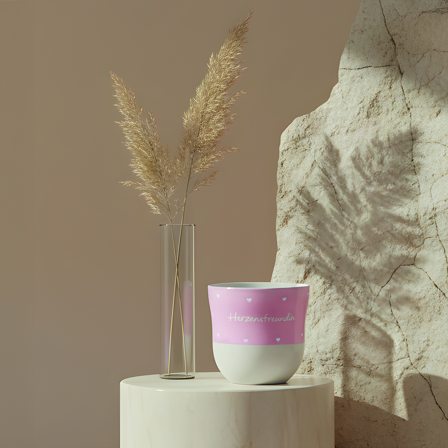 Pastellpinkes Steinzeug-Becher mit weißem Boden, matte Oberfläche und Schriftzug Herzensfreundin