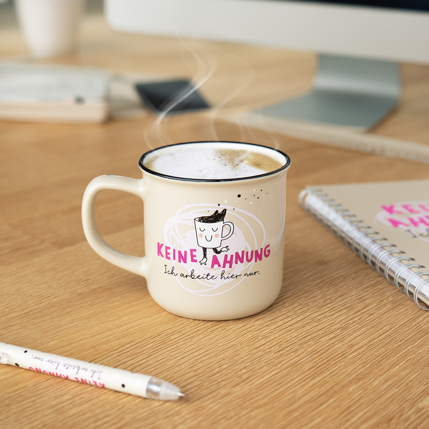 Beige Porzellanbecher mit pinkem Spruch 'KEINE AHNUNG' und Cartoon-Gesicht