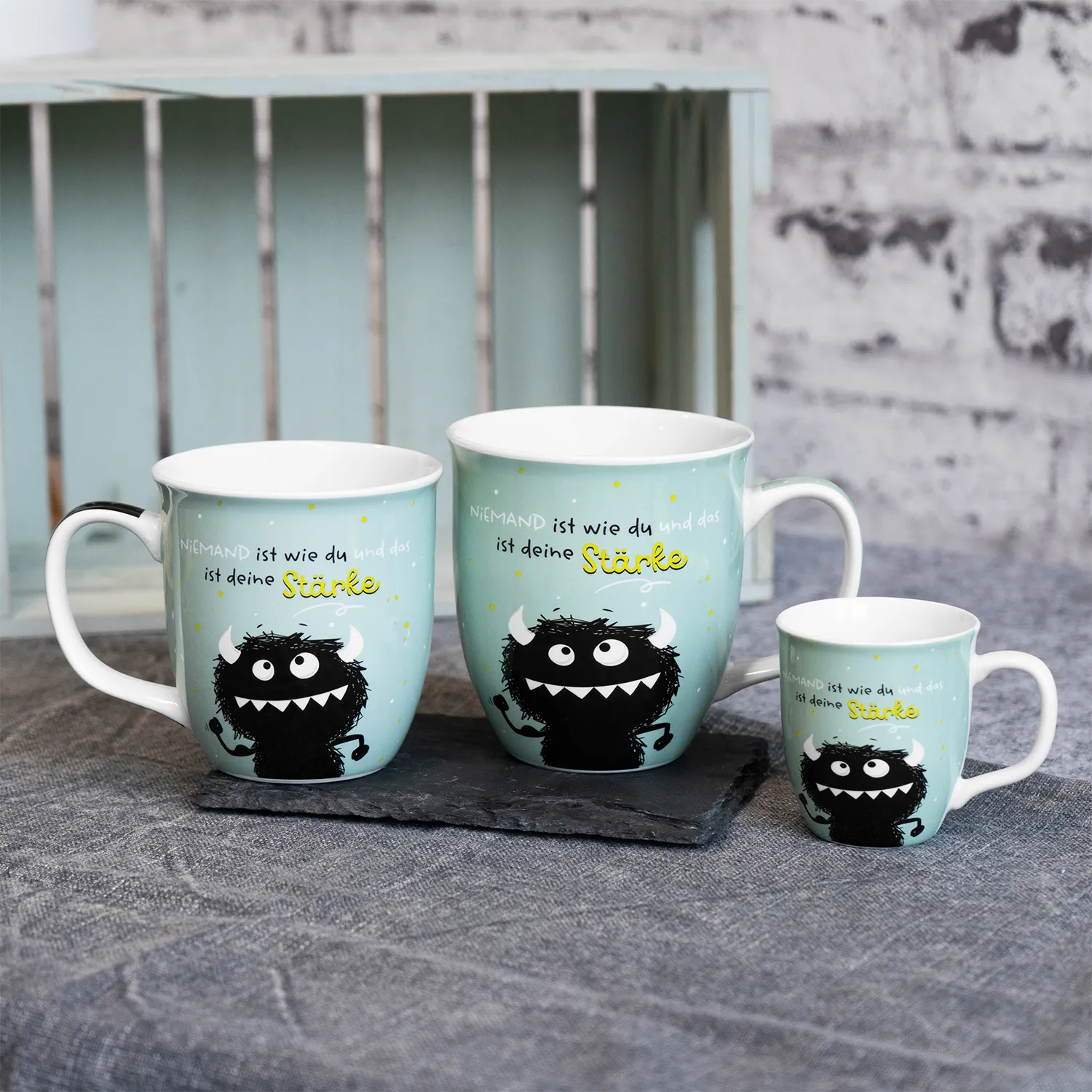 Pastellmintfarbene Espressotassen mit Monster-Motiv und dem Spruch 'Niemand ist wie du und das ist deine Stärke'