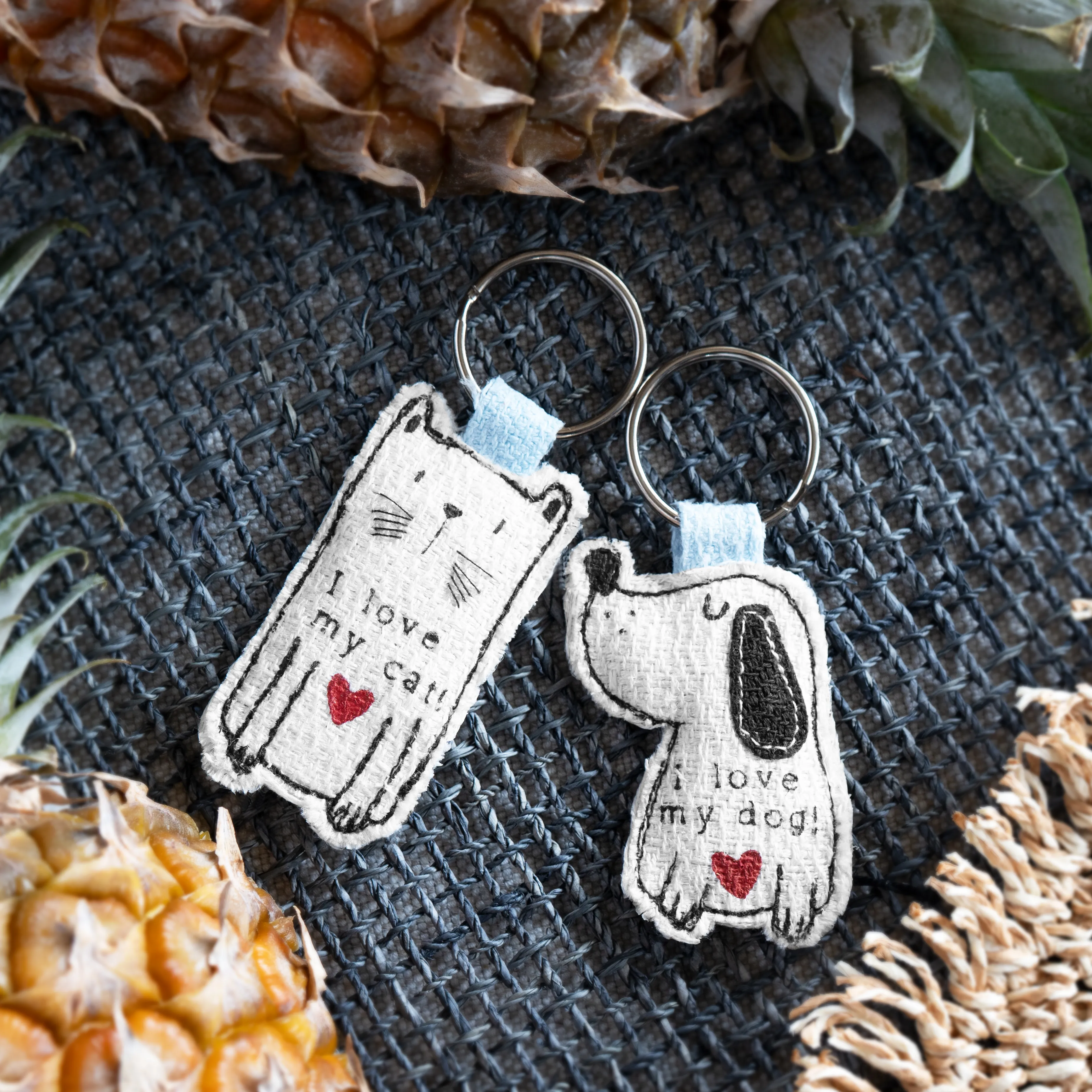 Filz-Schlüsselanhänger Katze und Hund mit blauem Schlaufenband
