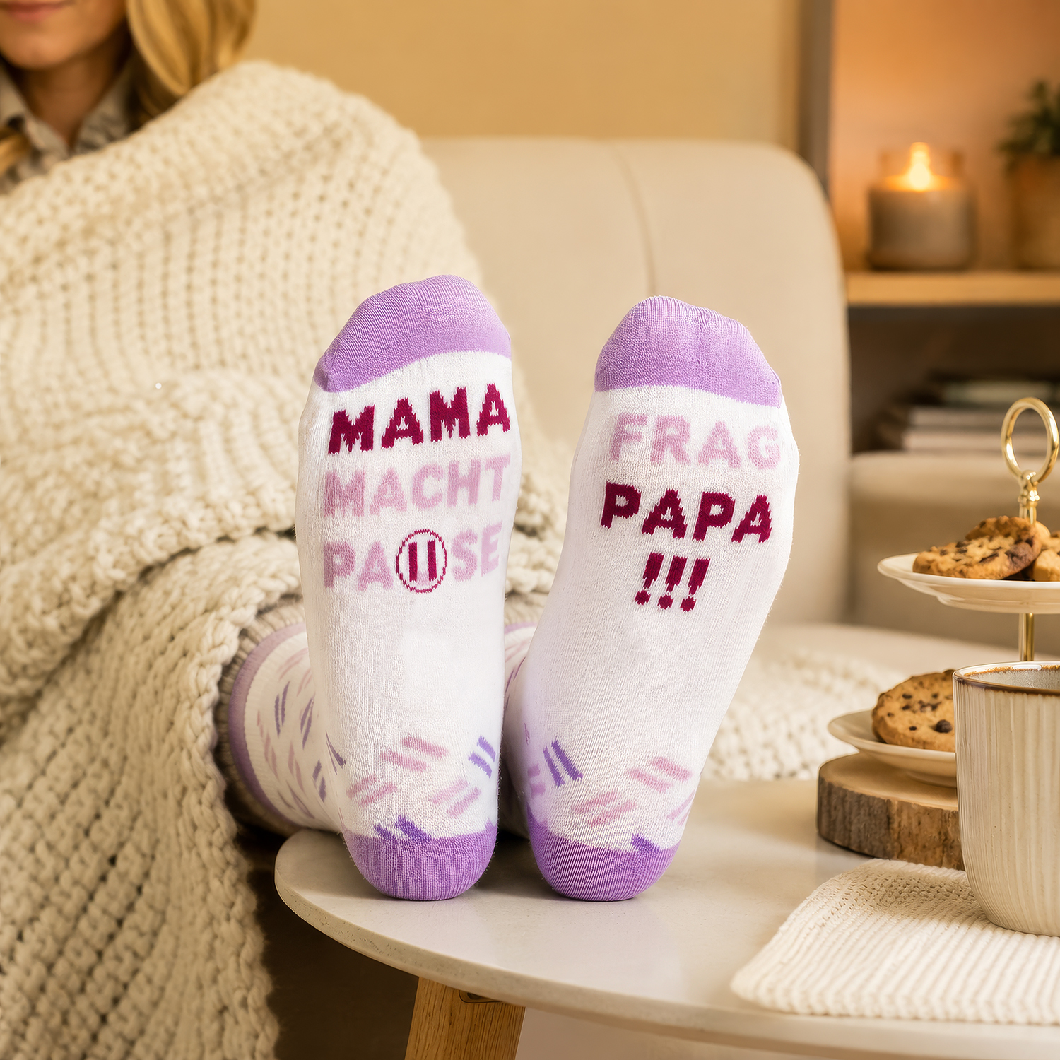 Weiße Zaubersocken mit lilafarbenem Schriftzug: Mama macht Pause undFrag Papa!!!