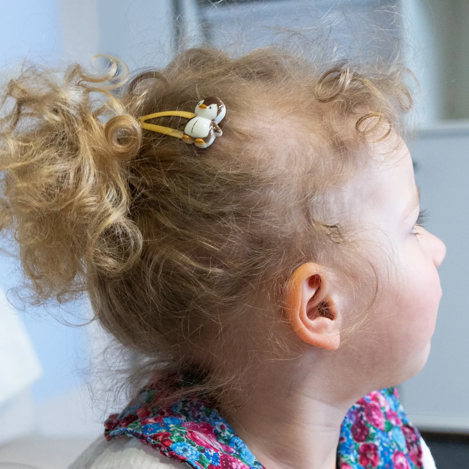 Haarspange mit Pinguin-Anhänger auf gelbem Band