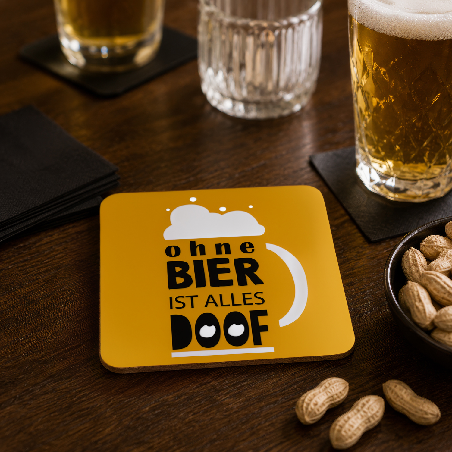 Gelber Untersetzer mit schwarzem Spruch 'ohne Bier ist alles doof'