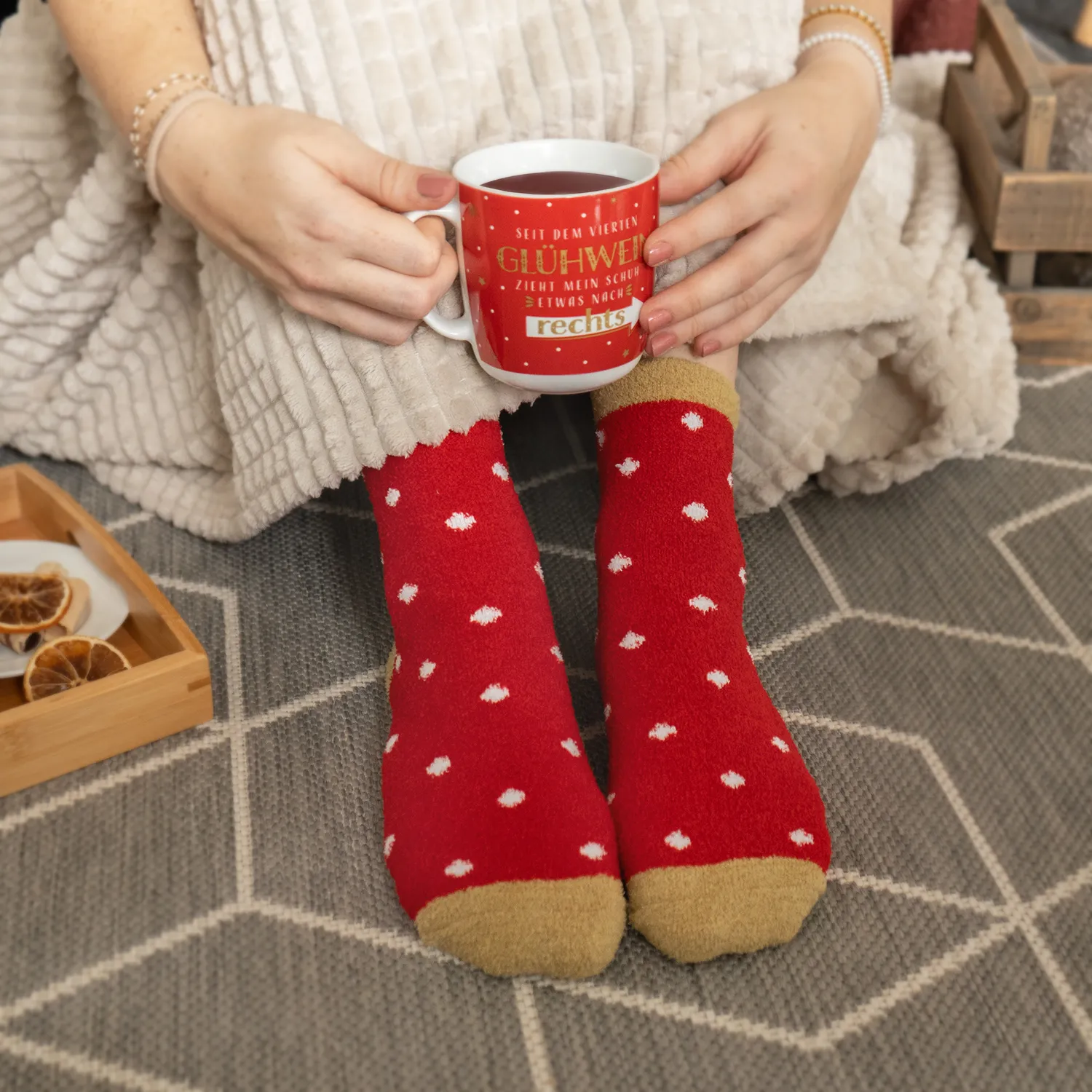 Rotes Glühwein-Tassen-Socken-Set: Porzellantasse und rote Socken mit weißen Tupfen