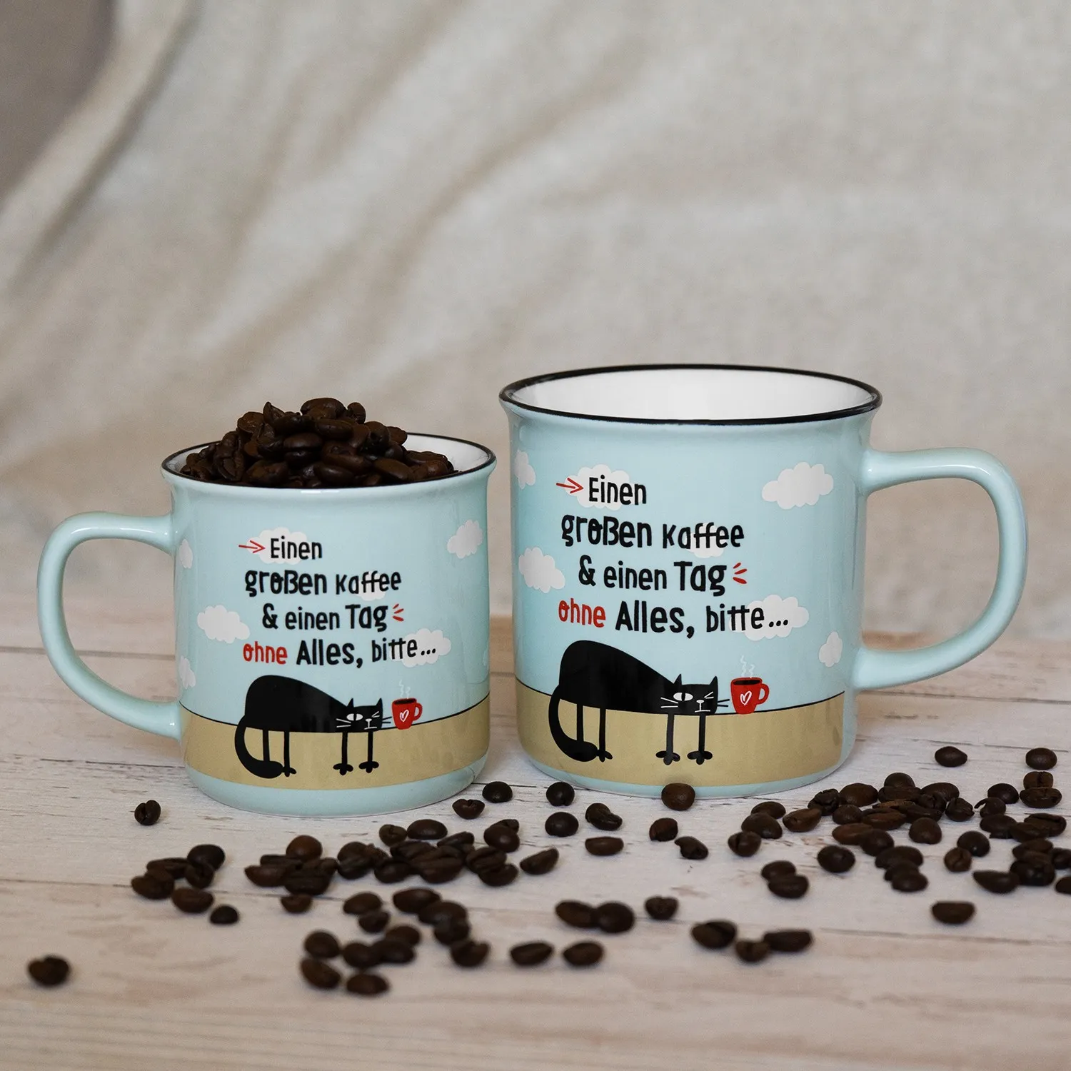 Zwei hellblaue XL-Kaffeetassen mit Katzenmotiv und Spruch