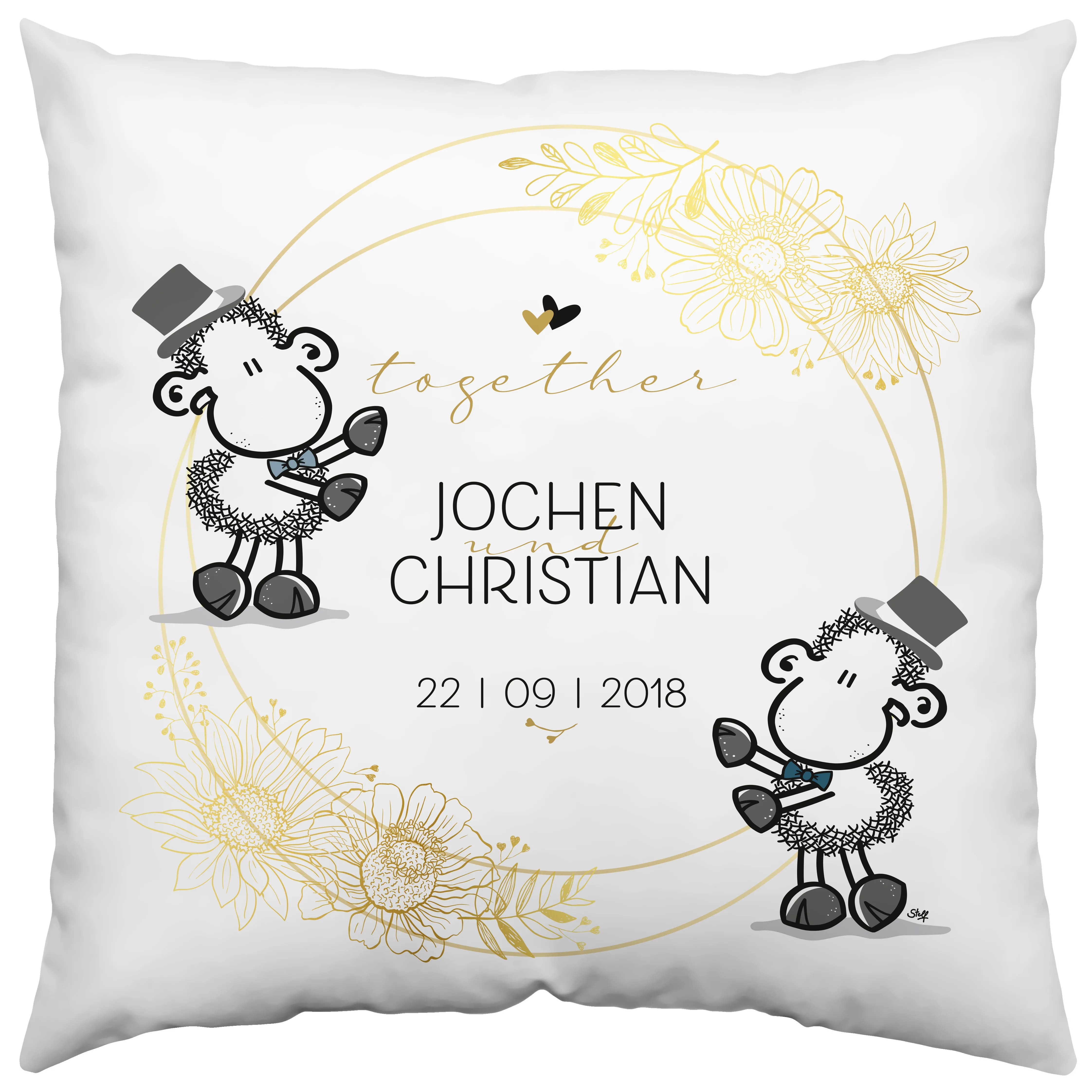 Kissen mit zwei Schäfchen, goldenen Blumenring und personalisiertem Namen Jochen und Christian – Hochzeitsdesign
