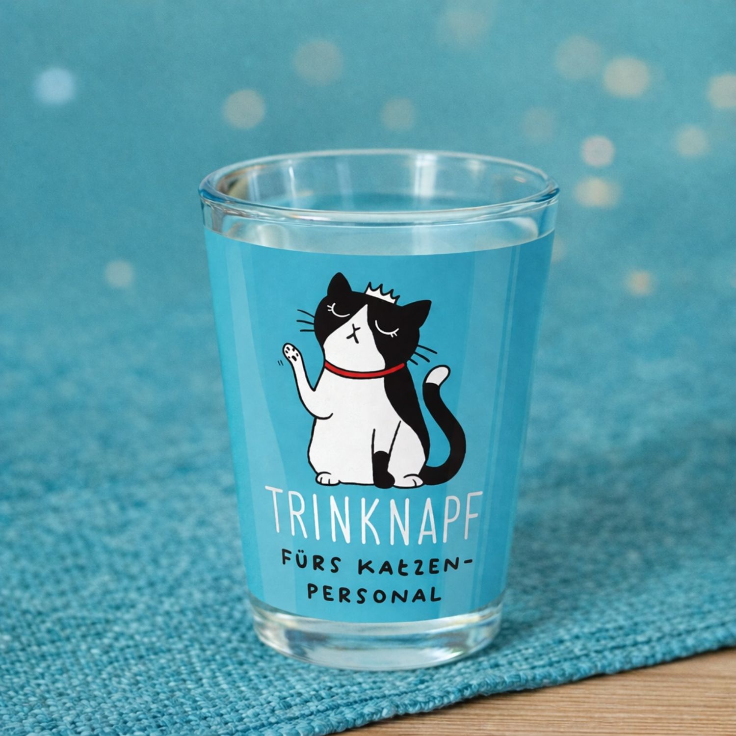 Blaues Schnapsglas mit Katzenmotiv und Schriftzug Trinknapf fürs Katzenpersonal