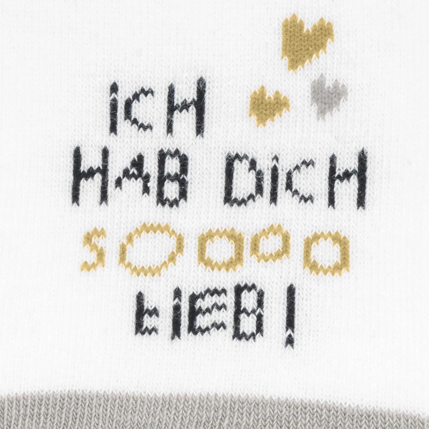 Weißer Sock mit Schriftzug 'Ich hab dich sooo lieb' und goldenen Herzen.
