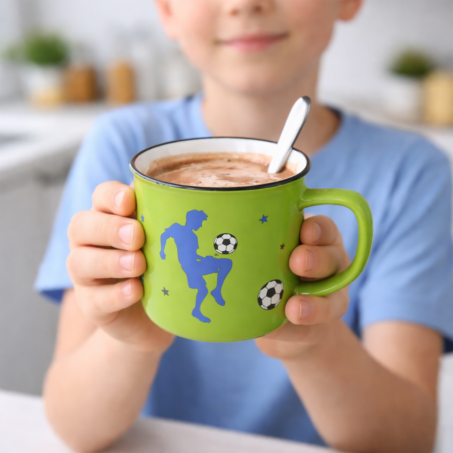 Grüner Becher mit Fußball-Silhouette und Bällen – ideal als Geschenk