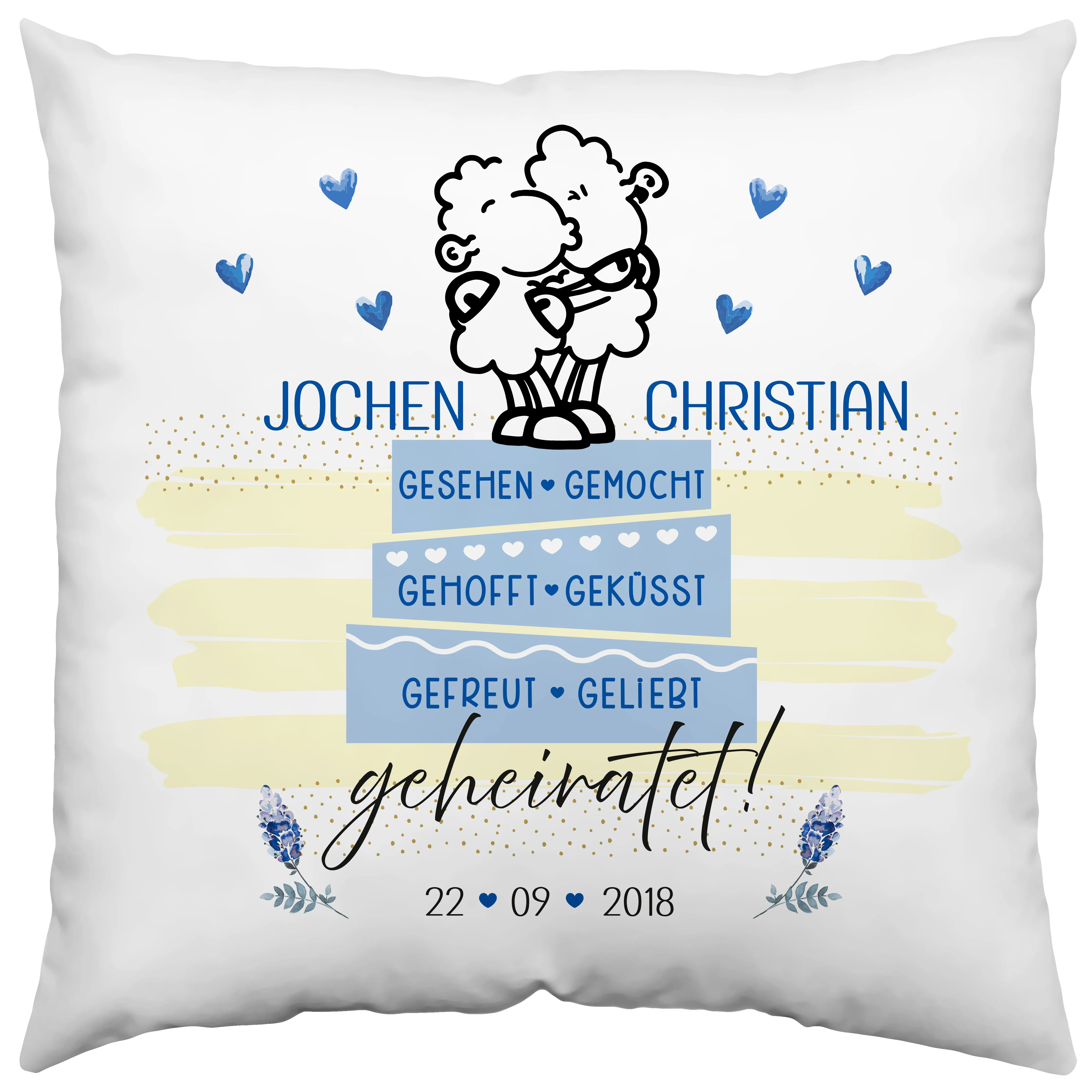 Weißes Kissen mit zwei stilisierten Schäfchen, blauen Textbalken und Datum