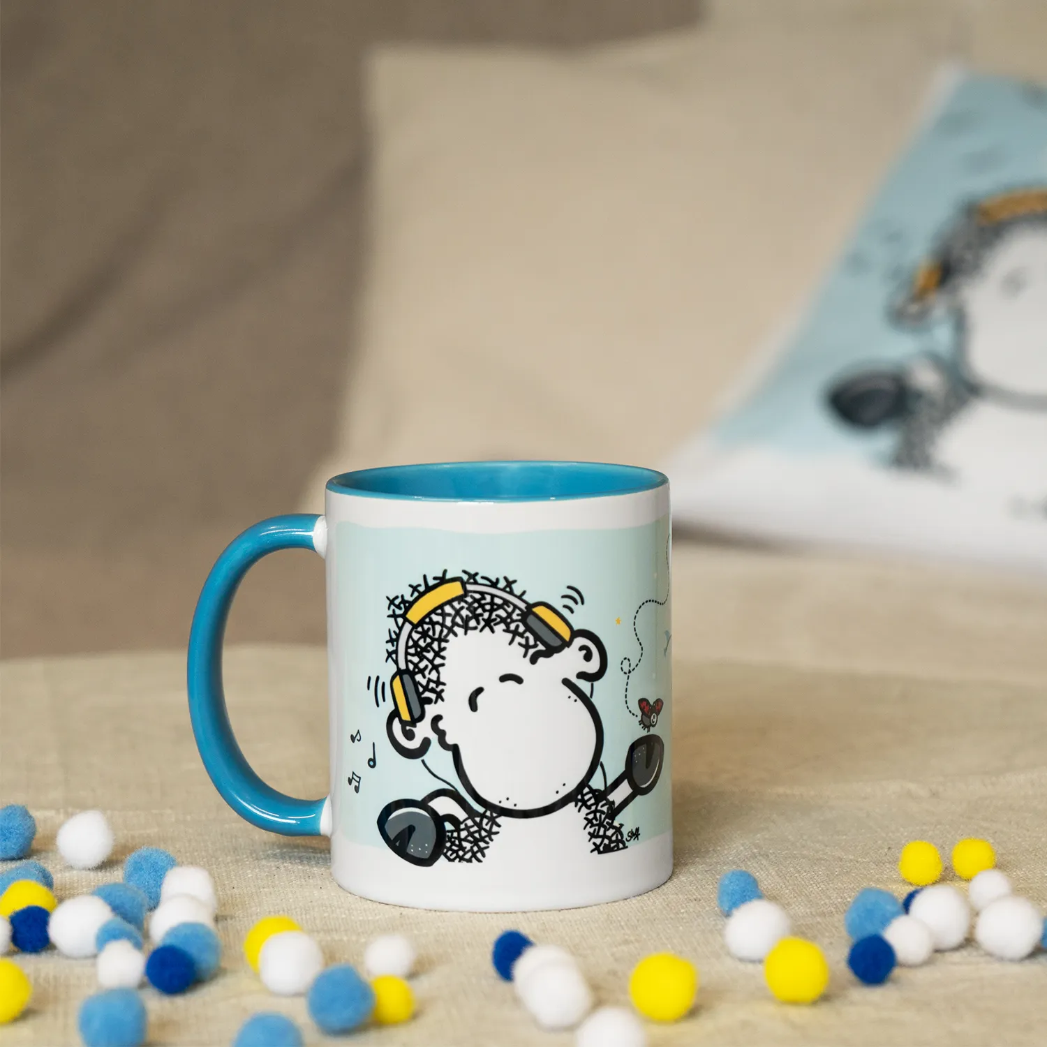 Weiße Porzellantasse mit blauem Griff und Schäfchen-Motiv, personalisiert