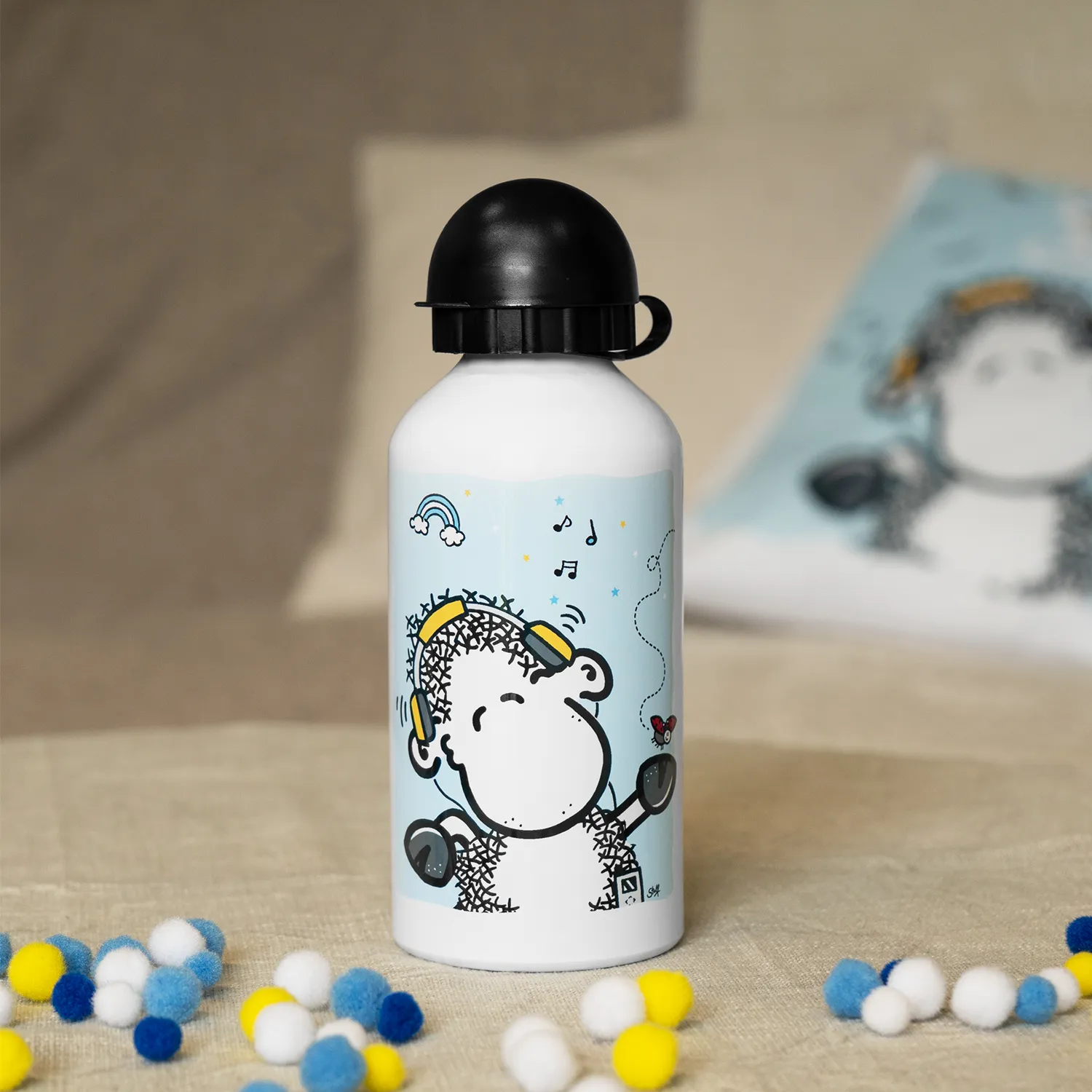 Weiße Aluminium-Trinkflasche mit Schäfchen-Motiv und Kopfhörer-Design auf hellblauem Label.