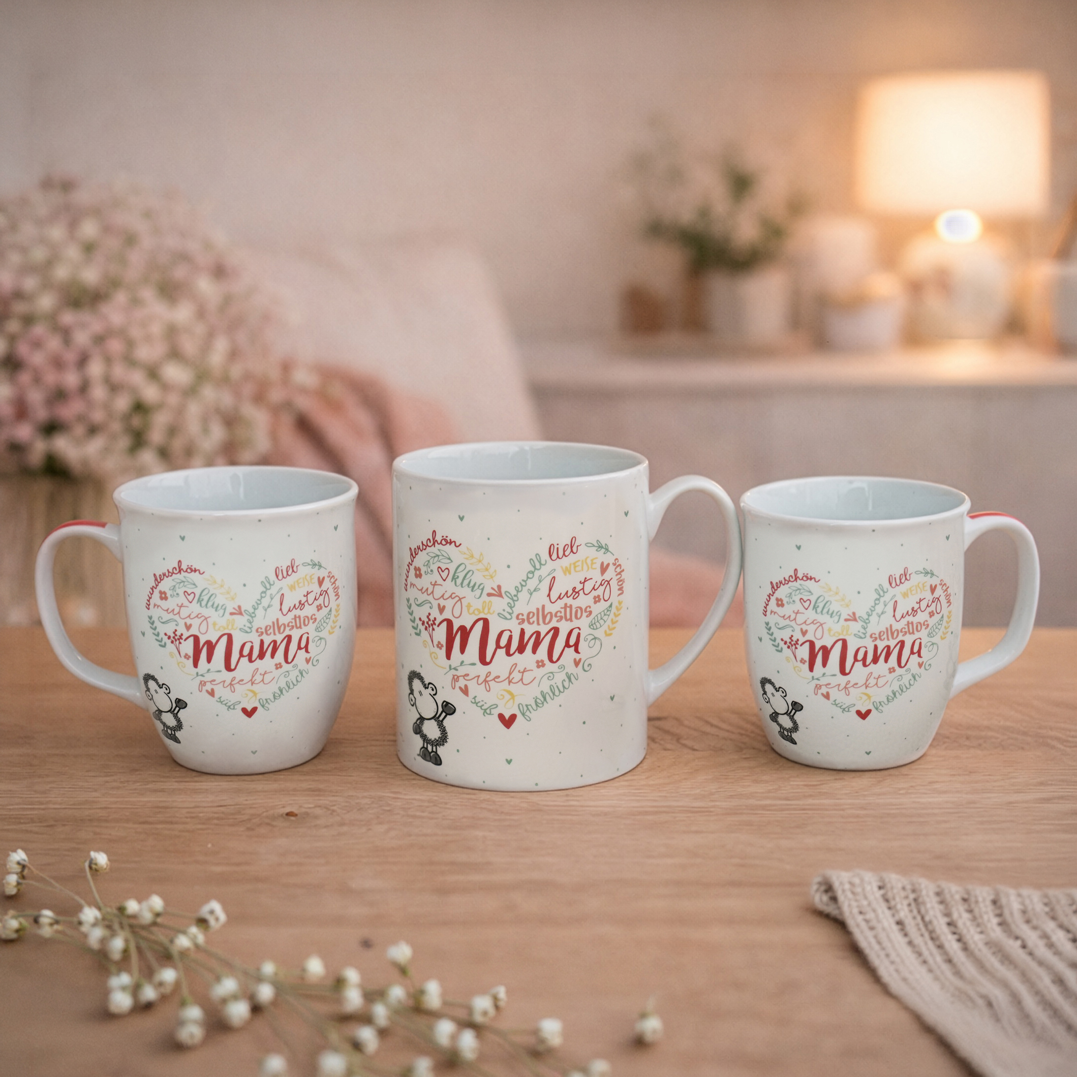 Weiße Porzellan-Tasse mit Herz-Motiv 'Mama' und kleinem Schäfchen, Pastellfarben.