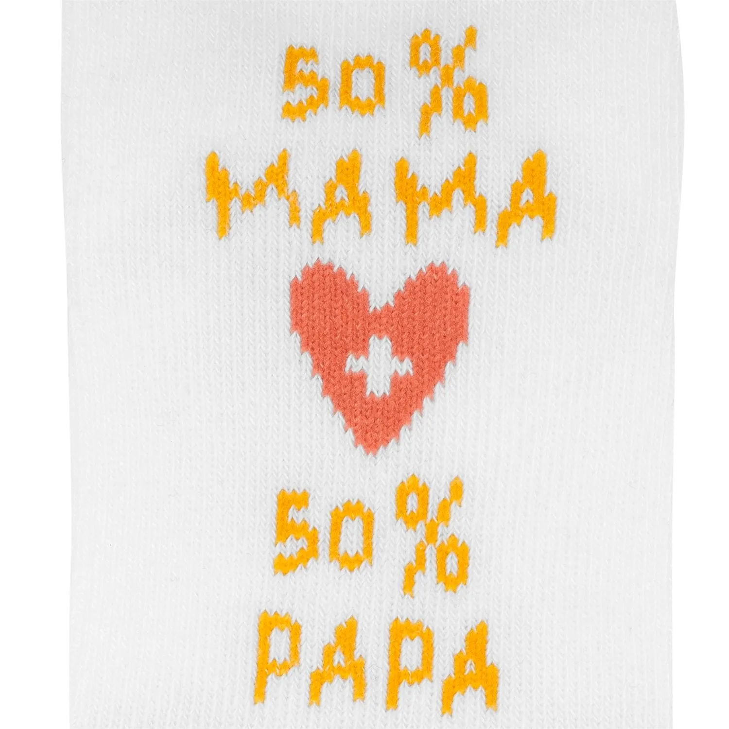 Weiße Baby-Socke mit Herzmotiv und der Aufschrift 50% Mama 50% Papa aus Bio-Baumwolle.
