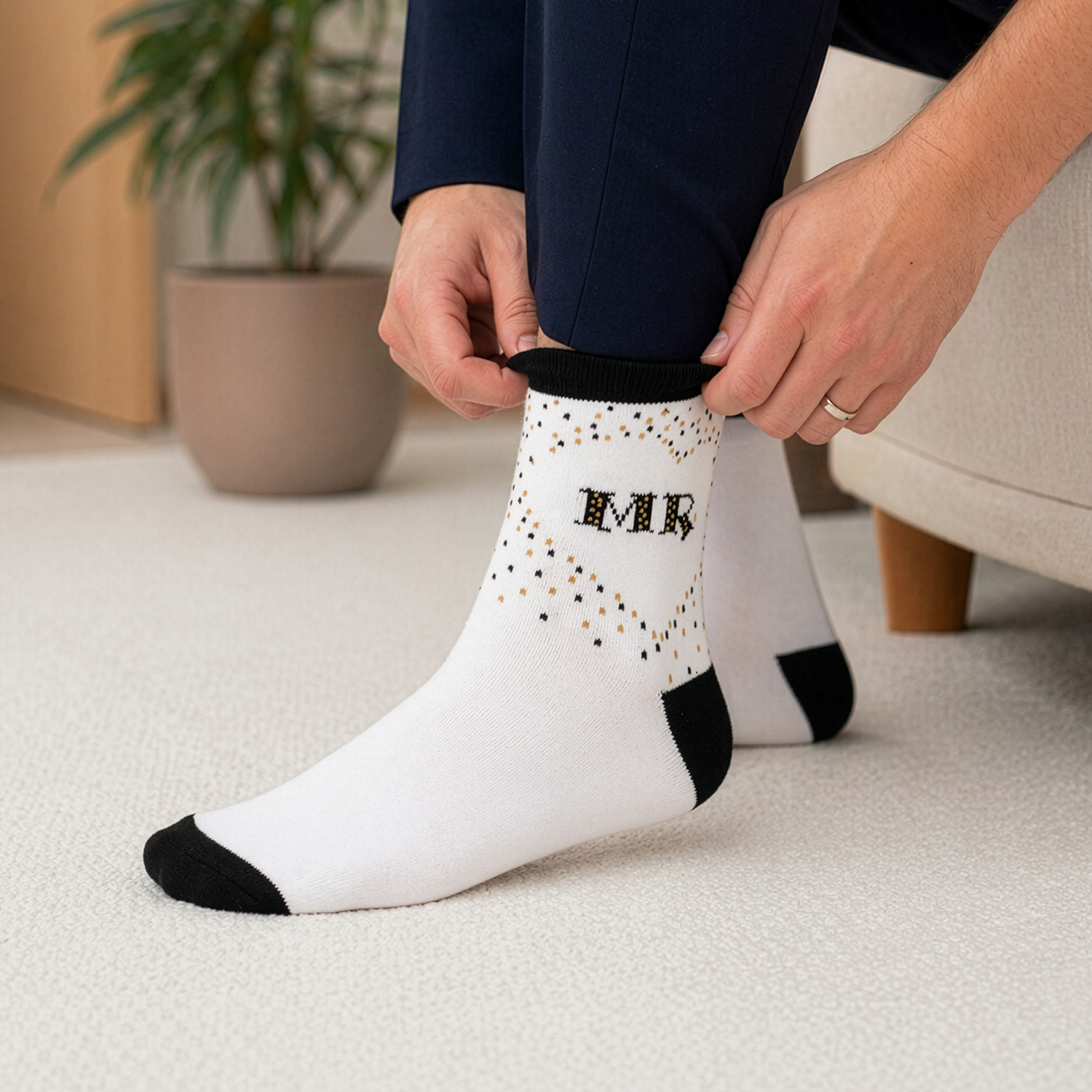 Weiße Zaubersocken mit MR-Monogramm, schwarzen Details und goldenen Punkten