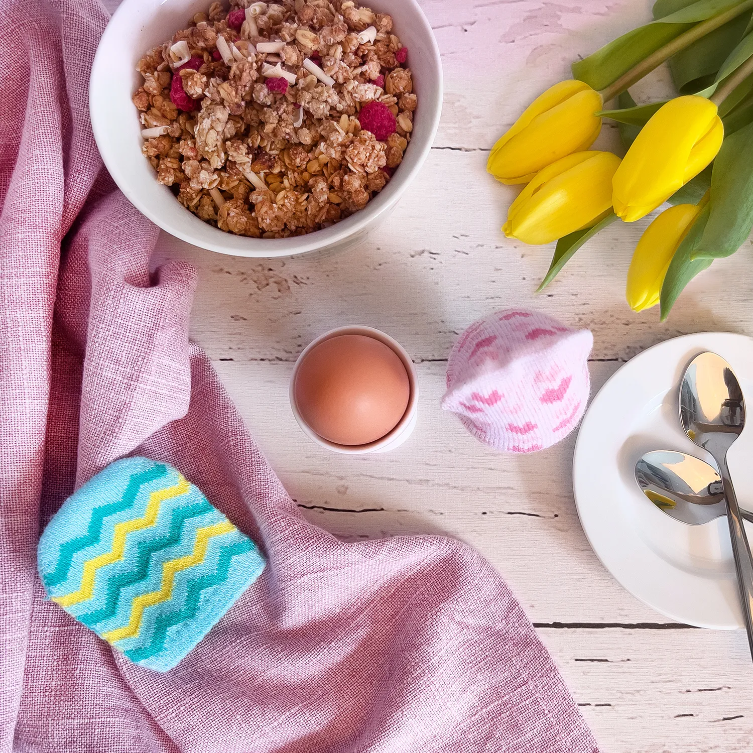 Flauschiger rosa Eierwärmer mit Lippenmotiv, 95% Acryl, 5% Elasthan – ideal fürs Osternest.