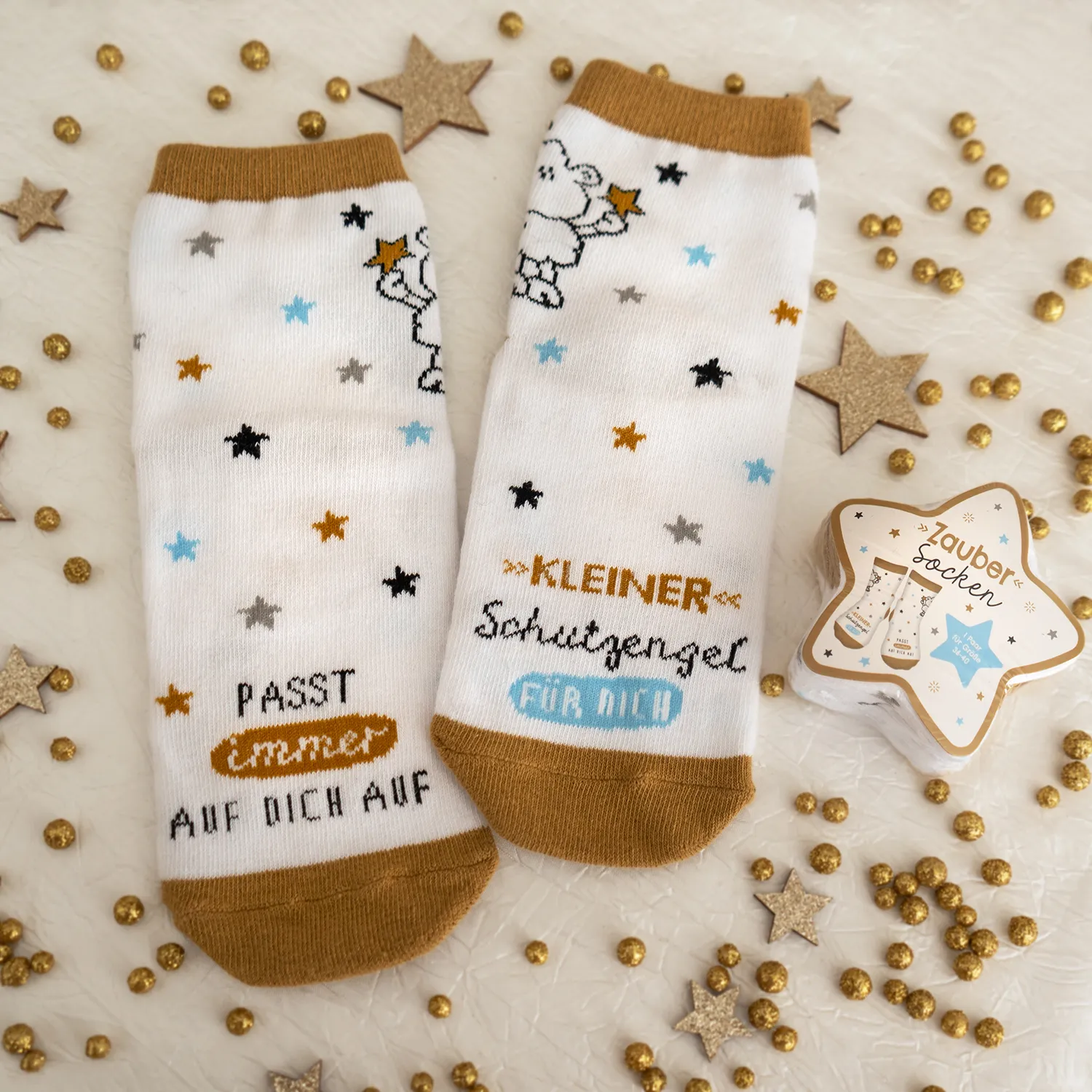 Weißes Sockenpaar mit braunem Bündchen, Sternenmotiv und Schutzengel