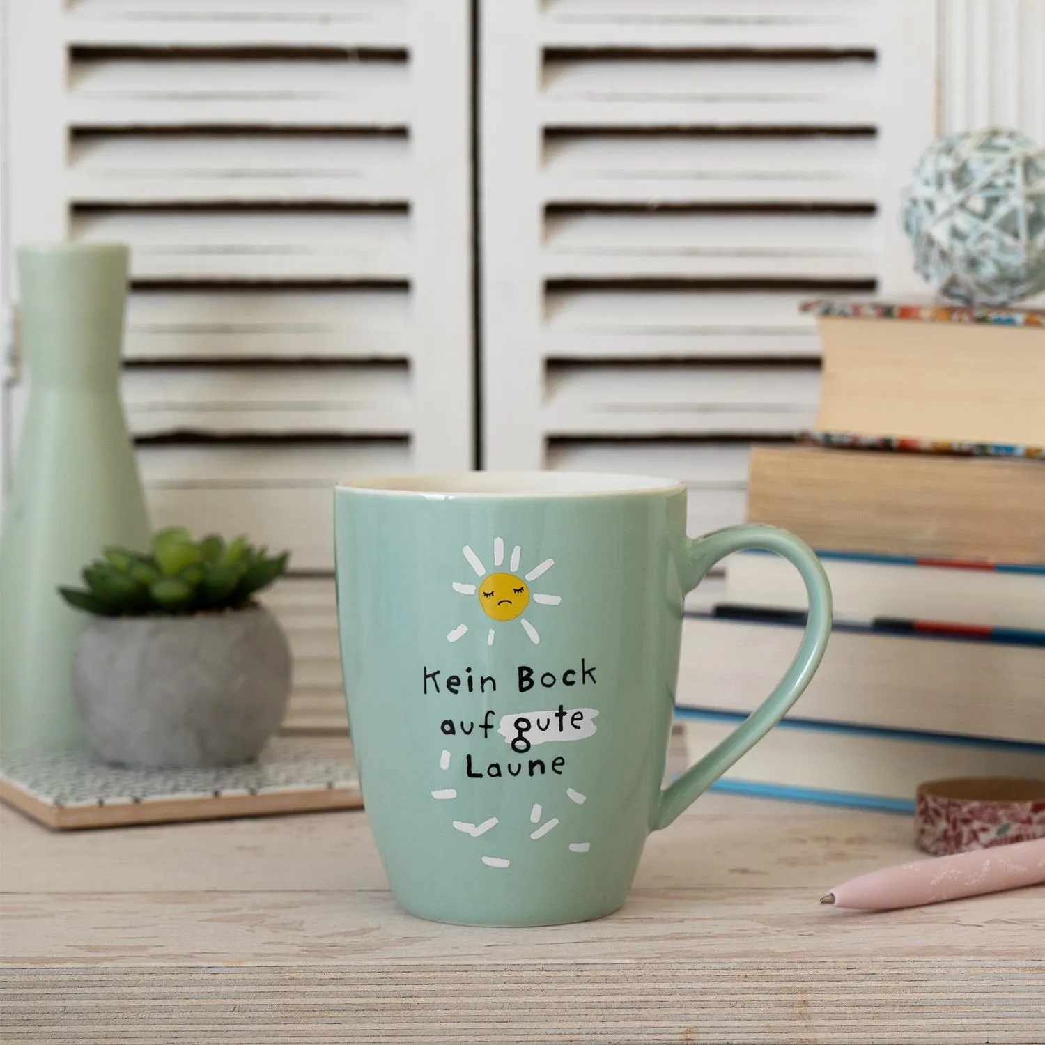 Pastellmintfarbene Keramiktasse mit Spruch 'Kein Bock auf gute Laune' und gelber Sonne