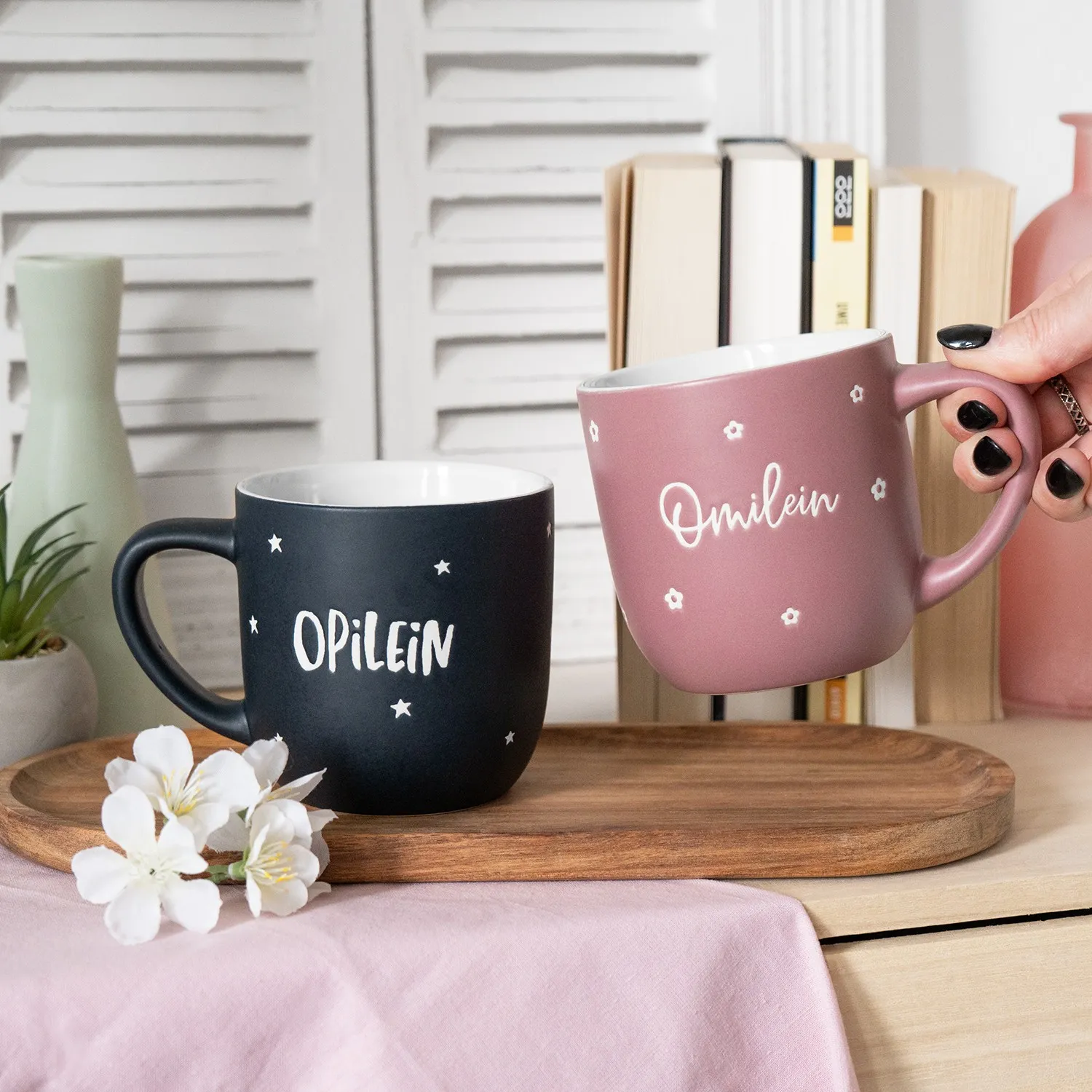 Rosa Lieblingstasse Omilein mit weißem Schriftzug und Blüten, Steinzeug, matt.