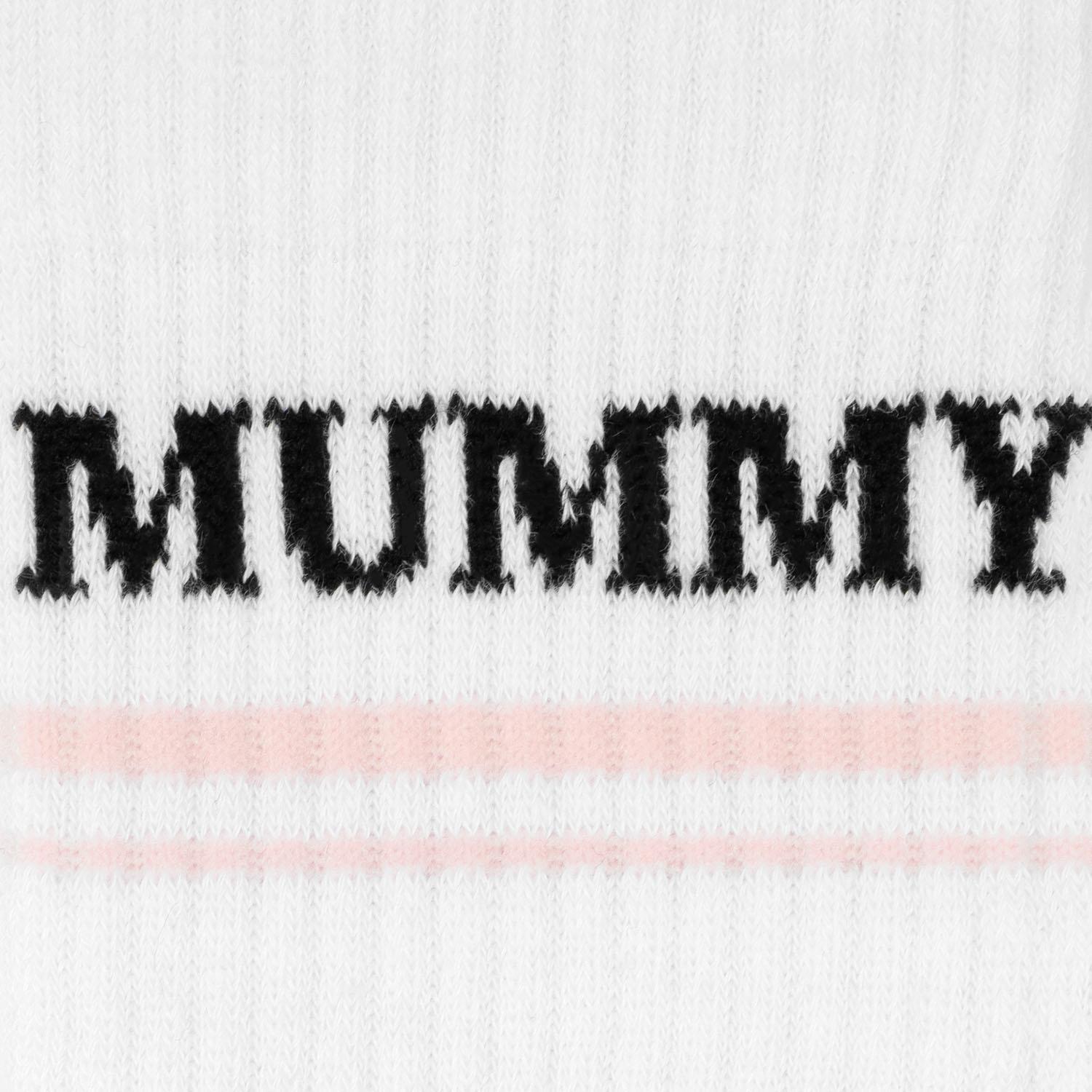 Weiße Socke mit schwarzem Schriftzug 'mummy' und rosa Randstreifen