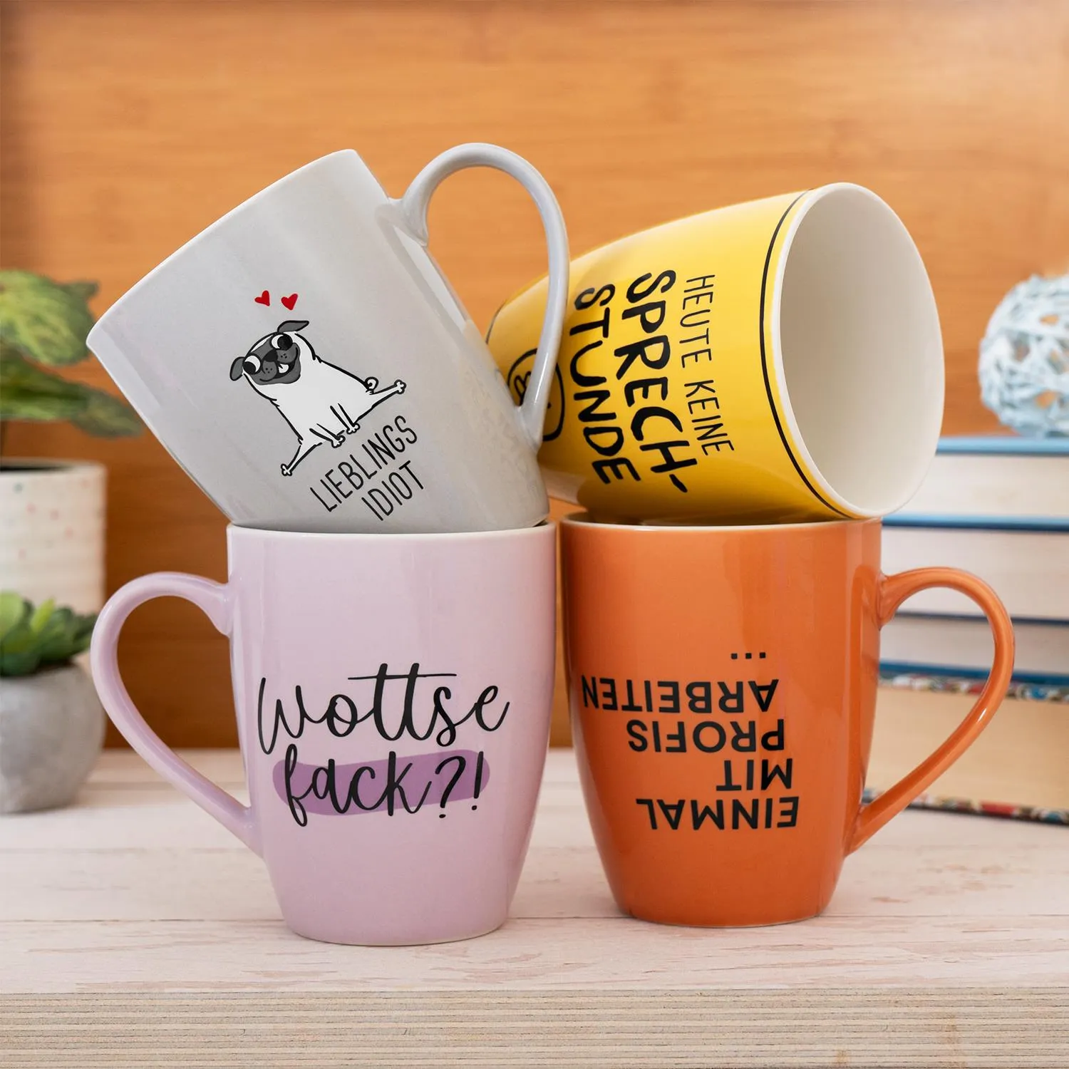 Vier Pastell-Becher mit witzigen Sprüchen und Hundemotiv, im Geschenk-Set.