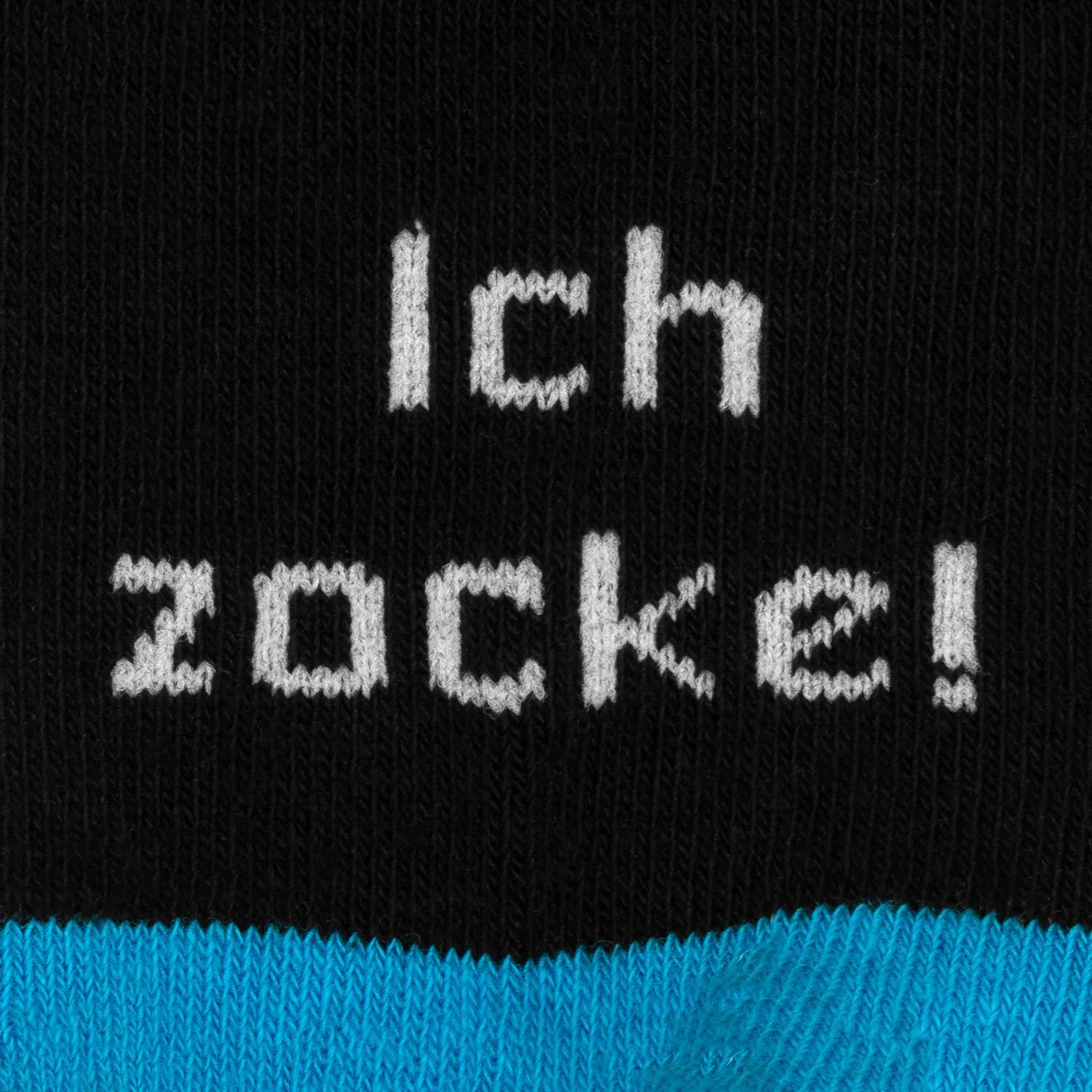 Schwarze Socke mit weißem Schriftzug 'Ich zocke!' und blauer Randkante