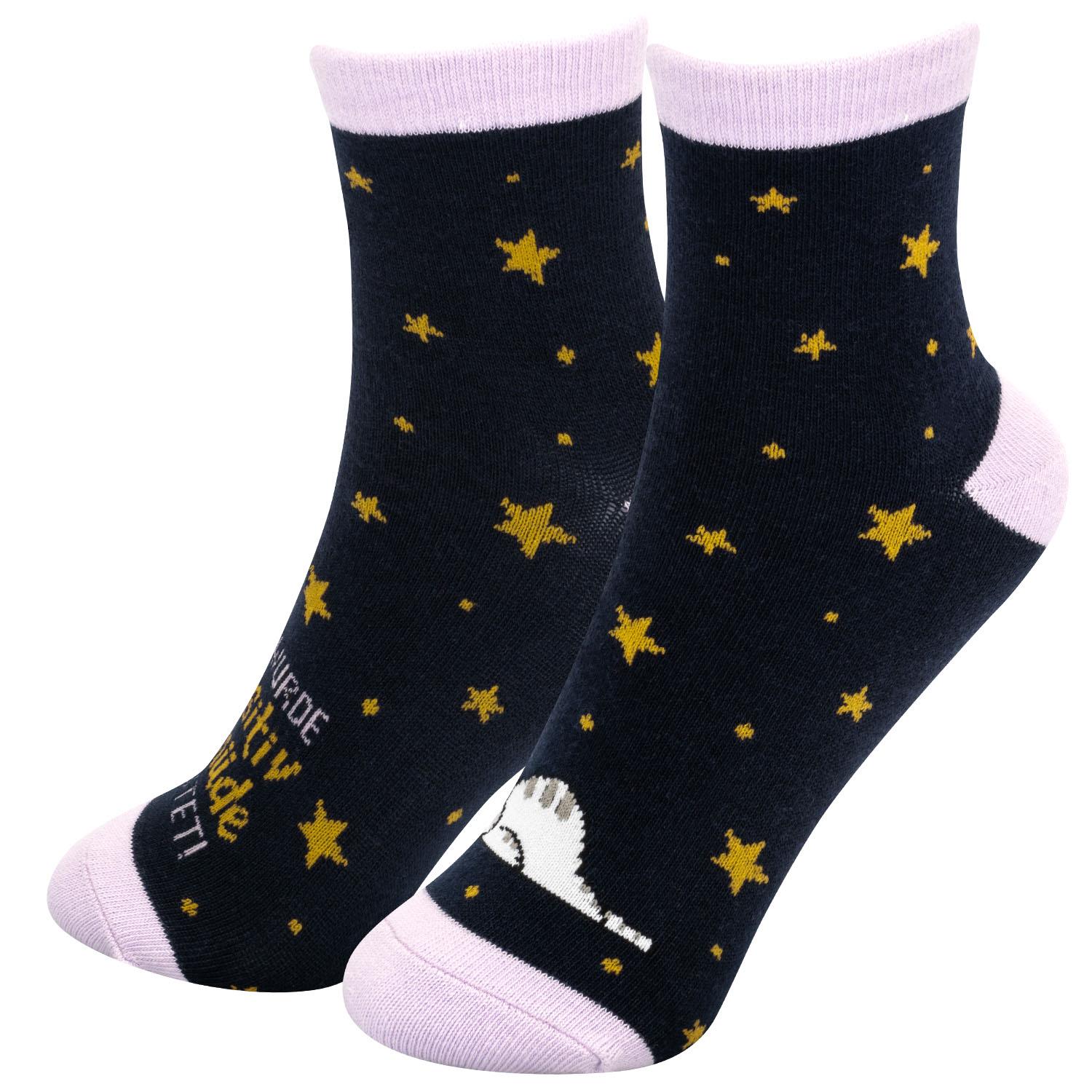 Dunkelblaue Socken mit gelben Sternen und pastellrosa Bündchen.