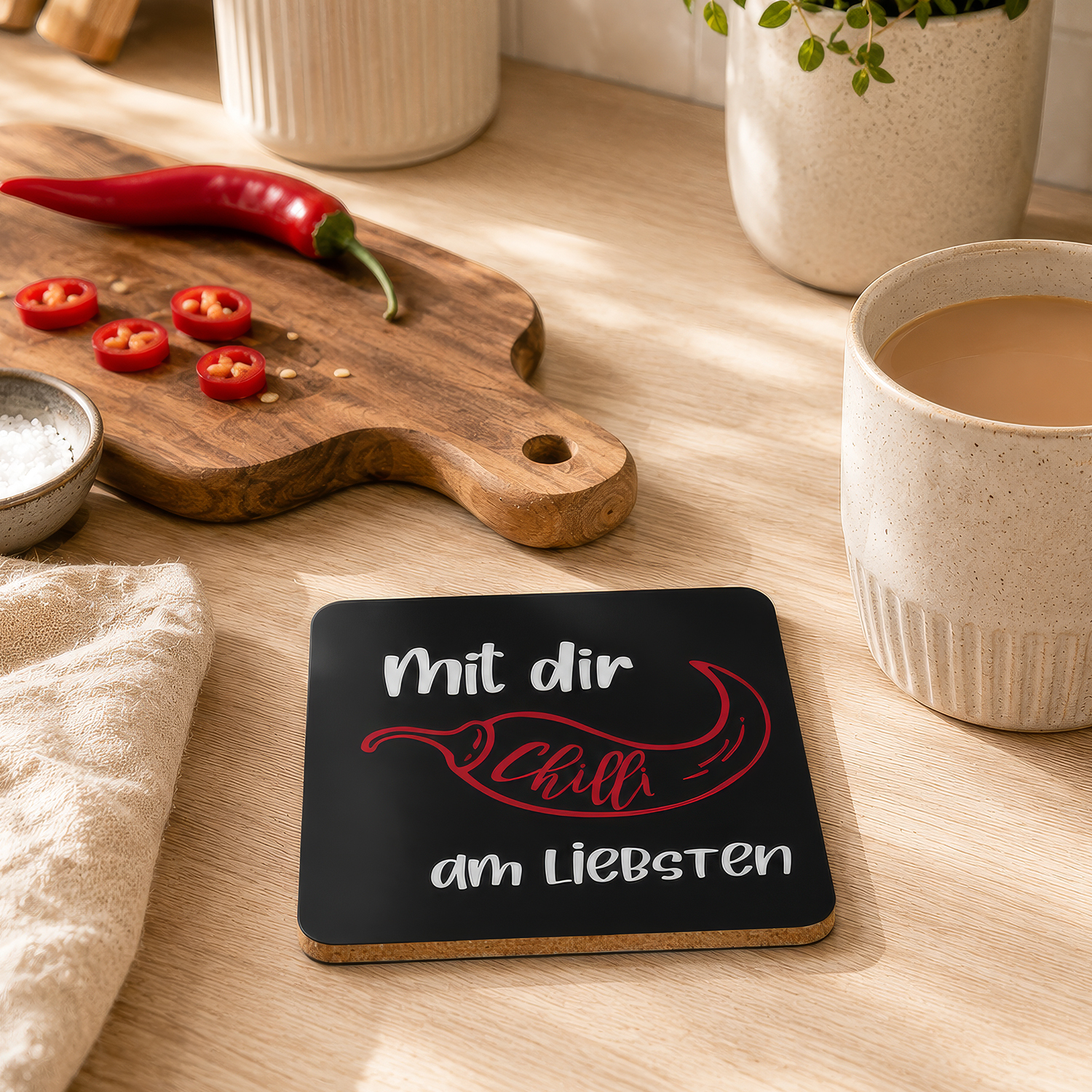 Untersetzer aus MDF mit Korkrand, schwarze Oberfläche, rotes Chili-Motiv