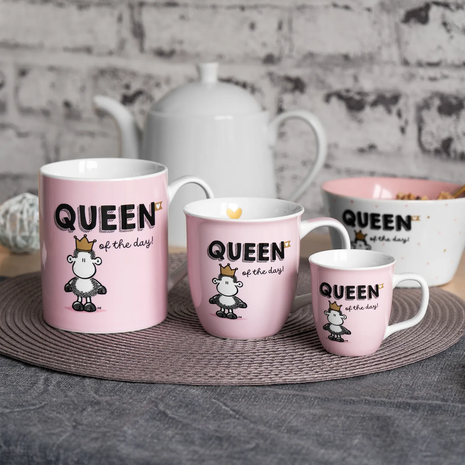 Rosafarbene Porzellan-Tasse mit Krönchen-Schaf und 'Queen of the day!' Schriftzug – stilvoll und griffbereit.