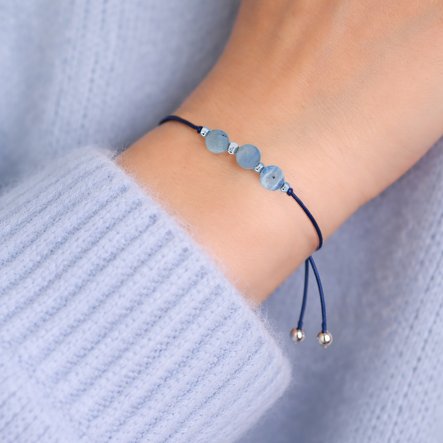 Armband aus Sodalit-Perlen auf dunkelblauem Garn, verstellbar 4–8 cm