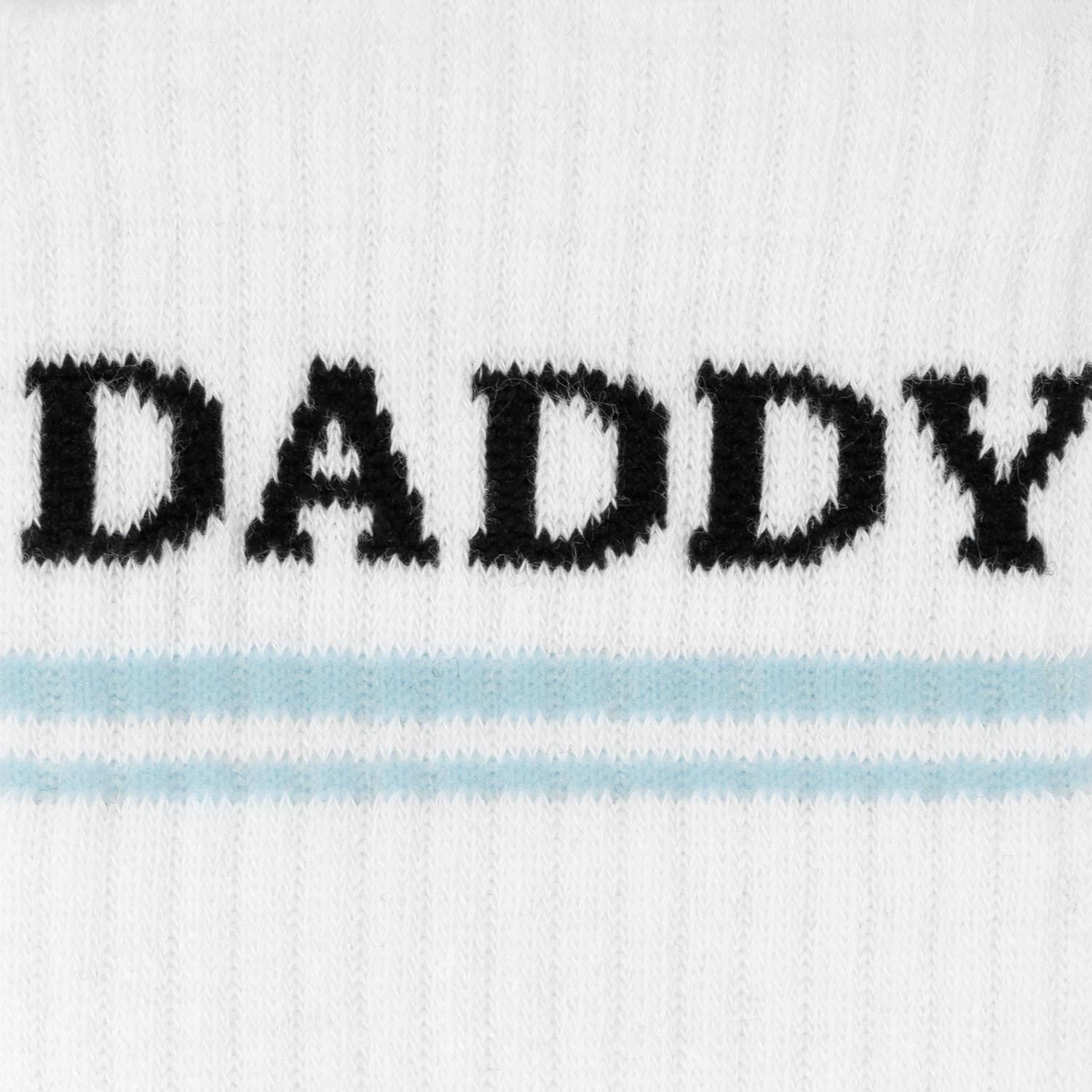 Weißes Zaubersocken-Paar mit schwarzem Daddy-Schriftzug und hellblauer Streifen