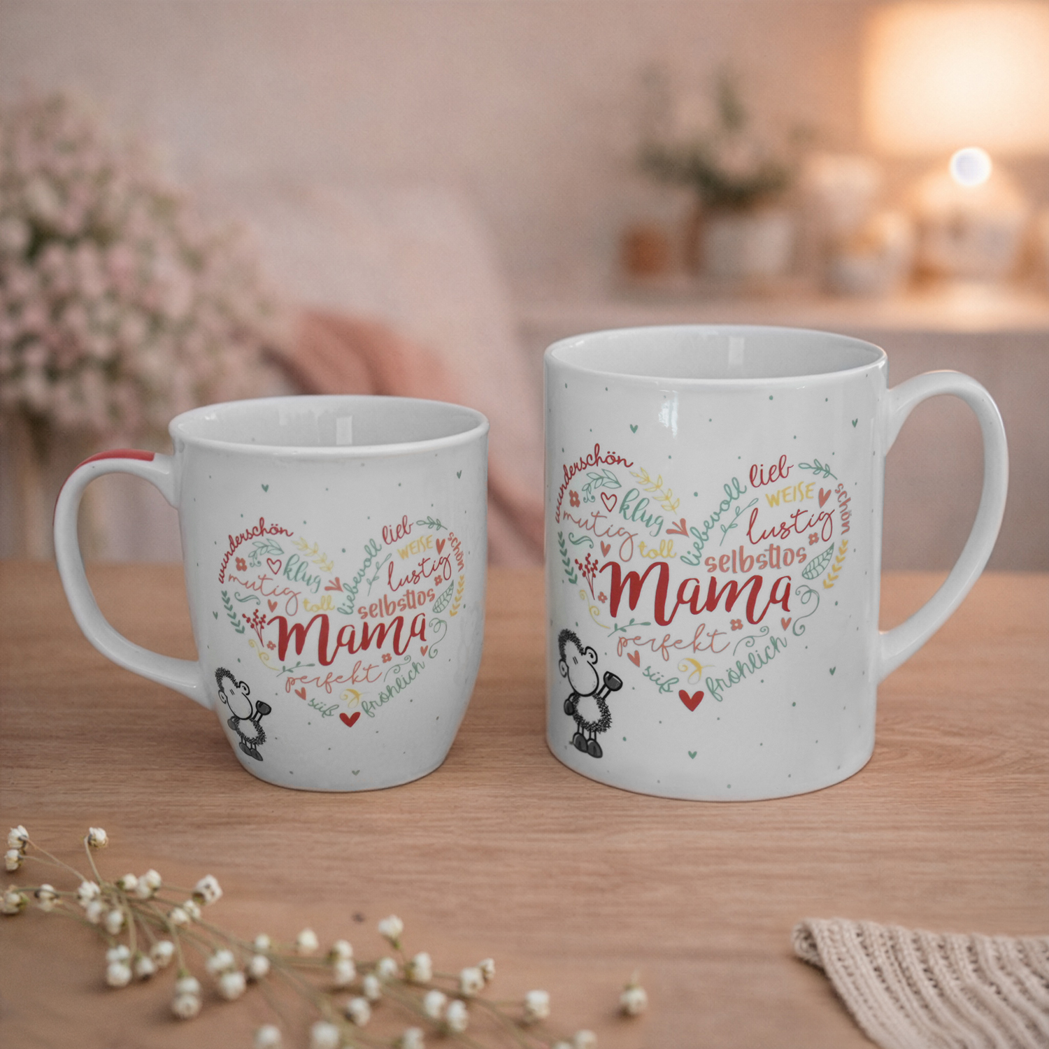 Zwei weiße Porzellan-Tassen mit Herzkranz und dem Wort Mama, Schäfchen-Motiv
