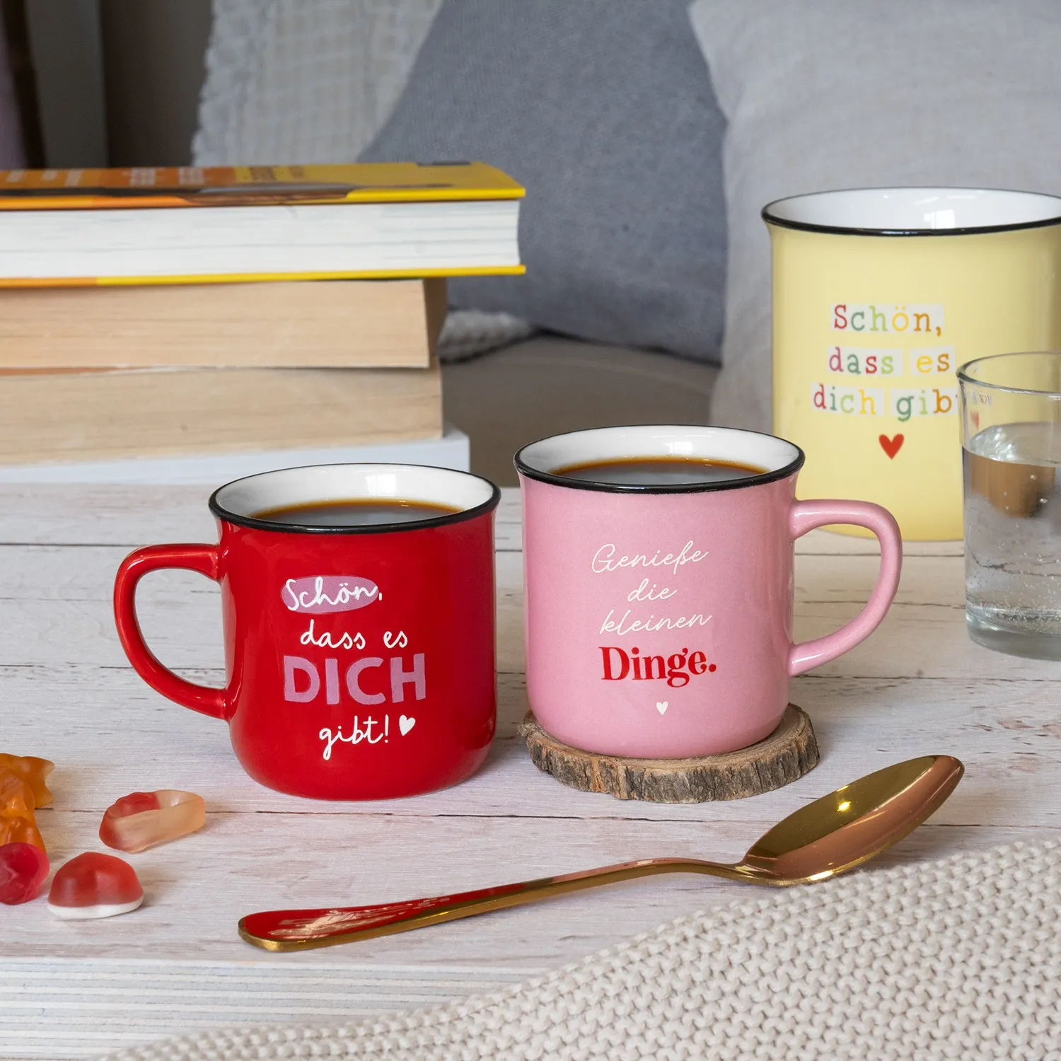 Rotes und rosafarbenes Espressobecher-Set mit Schriftzug und Herzmotiven.