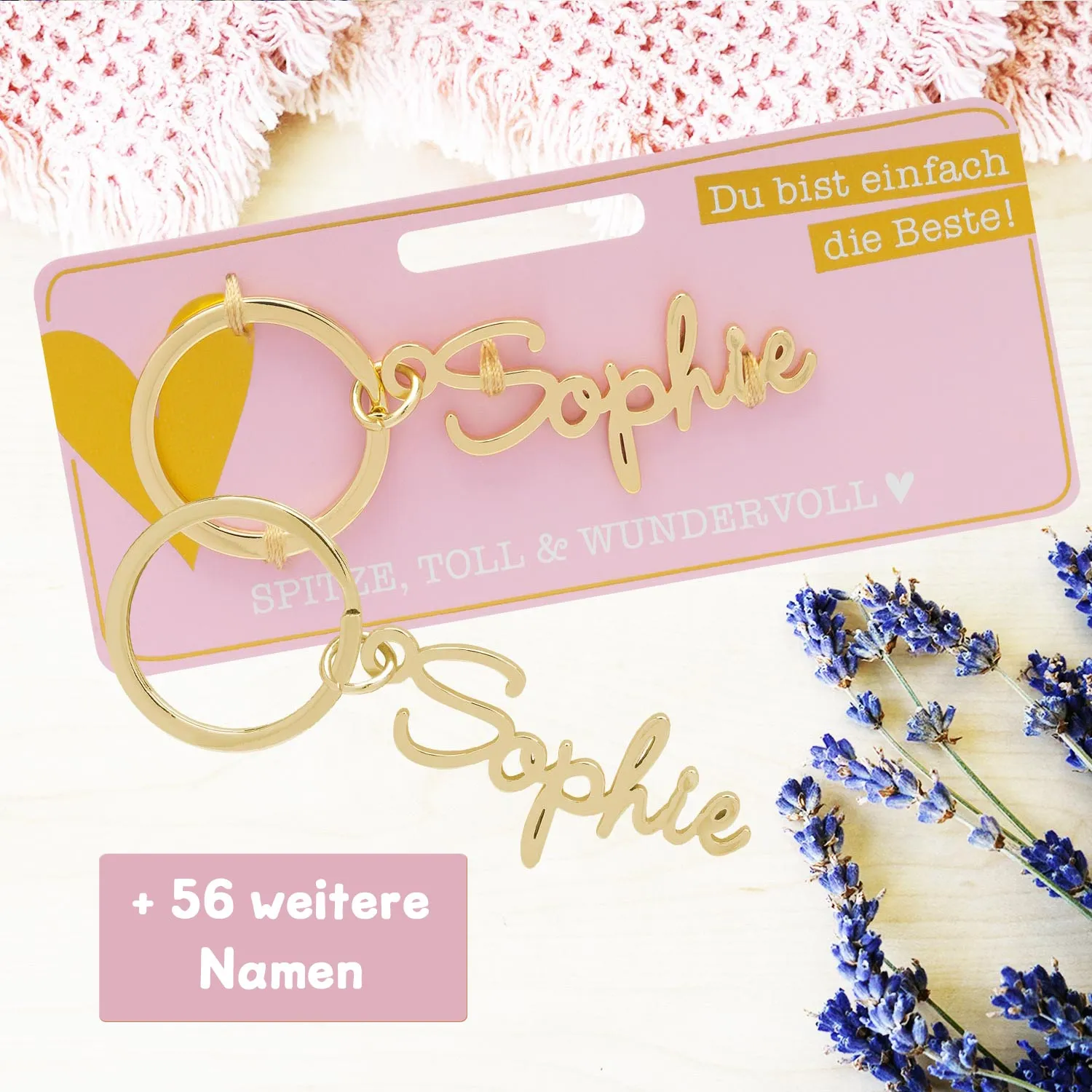 Goldfarbener Namens-Schlüsselanhänger Sophie aus Edelstahl galvanisiert, auf pinker Verpackung.