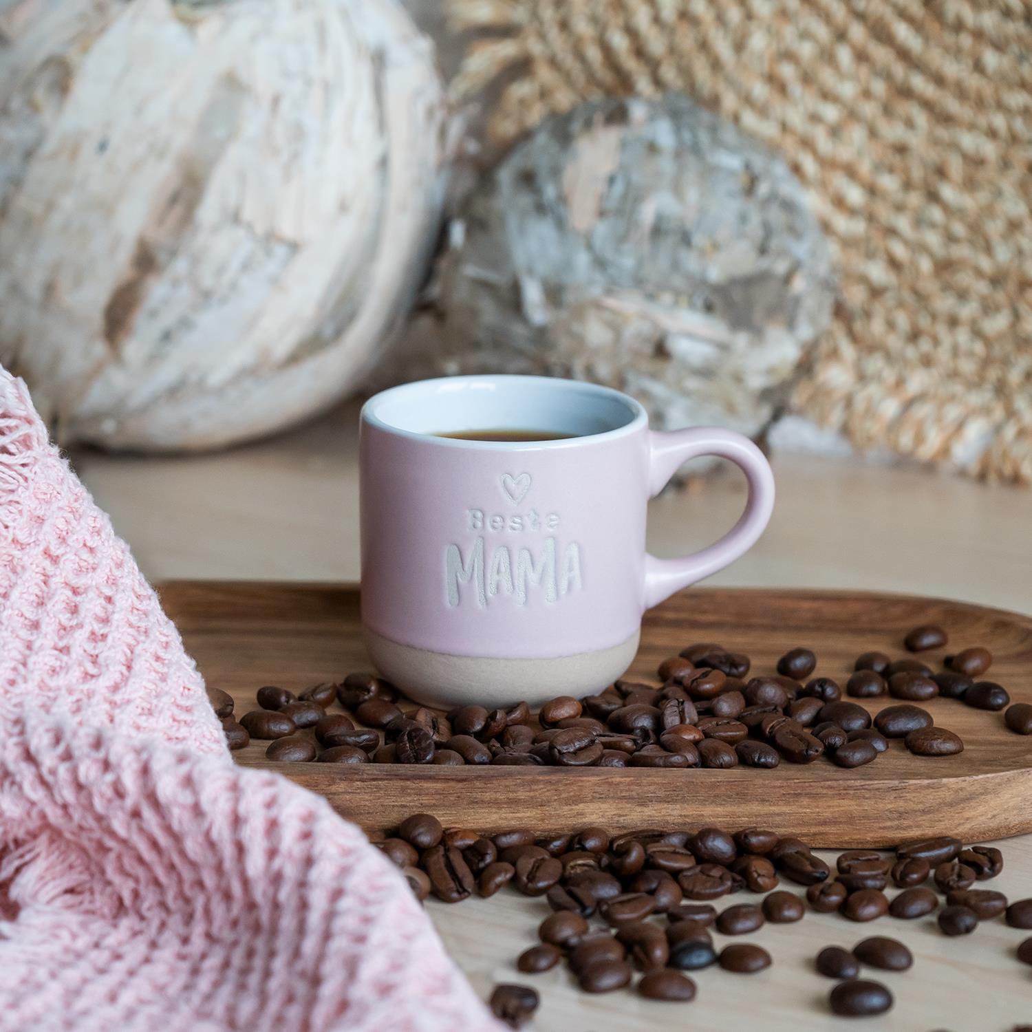 Pastellrosa Keramik-Tasse mit Gravur 'Beste Mama' und Herz, auf Holzunterlage