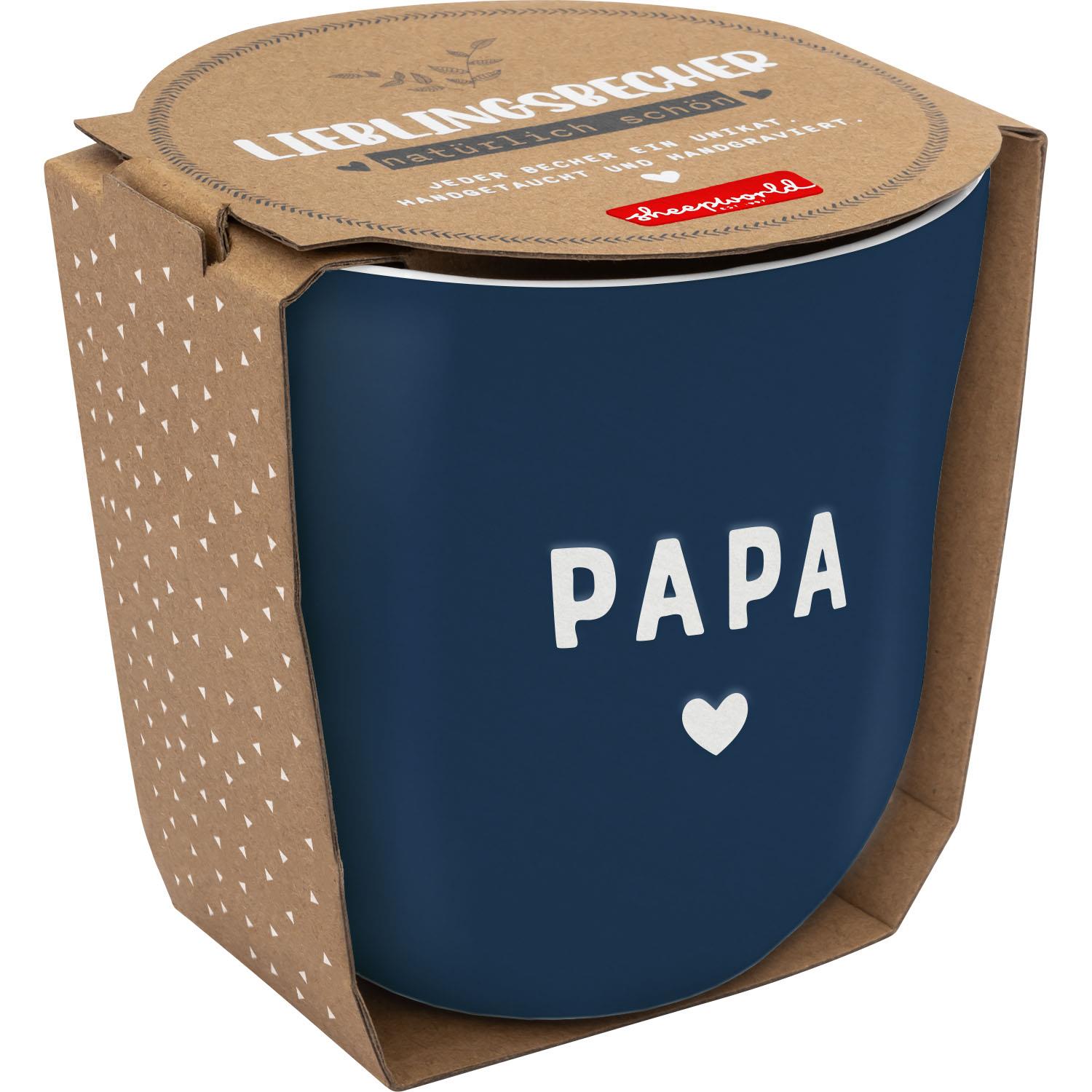 Dunkelblauer Steinzeug-Becher mit PAPA-Aufdruck und Herz in brauner Geschenkverpackung