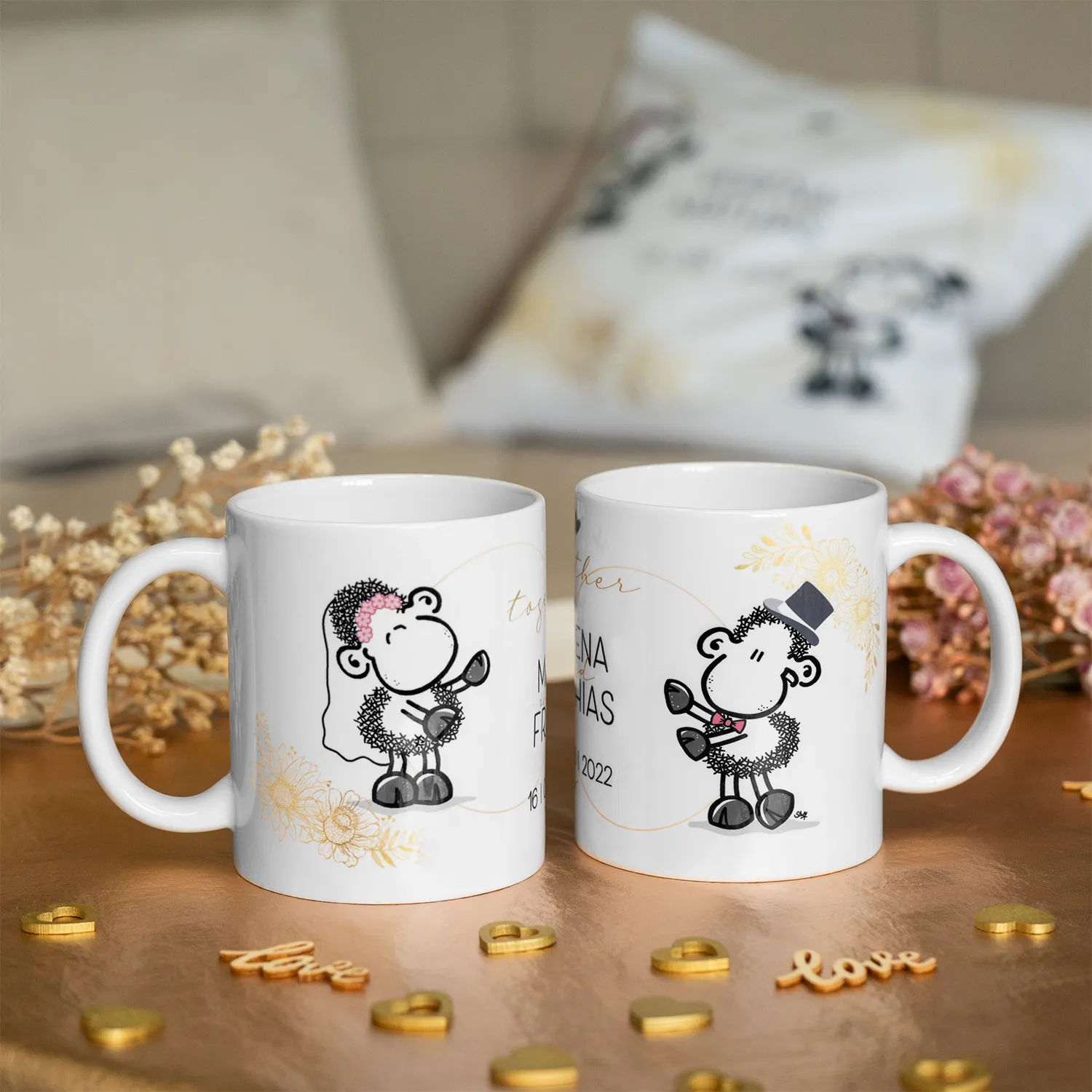 Weiße Porzellan-Tassen mit Schäfchen-Illustrationen und goldenen Blumenverzierungen, personalisiert.