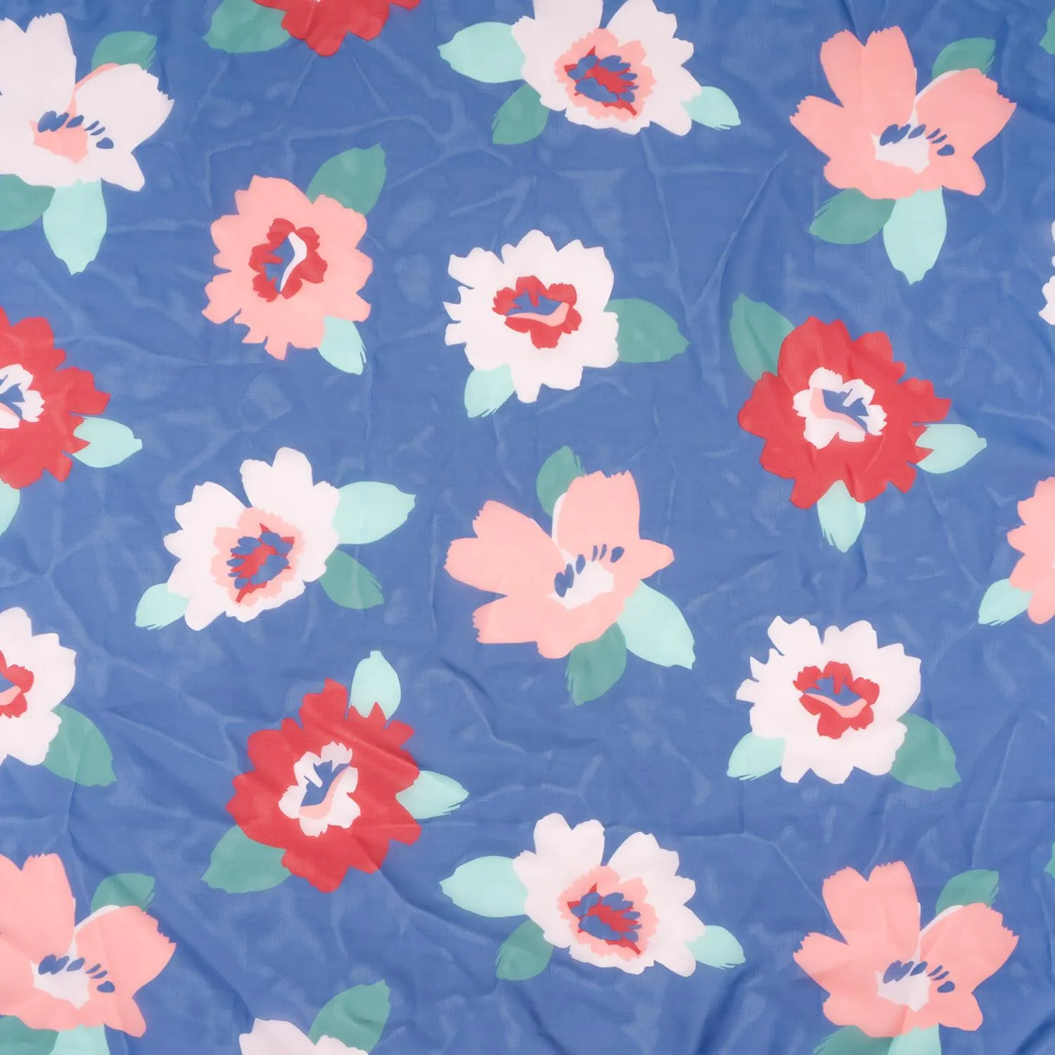 Chiffontuch mit pastellfarbenem Blumenmuster auf blauem Grund in Geschenkbox