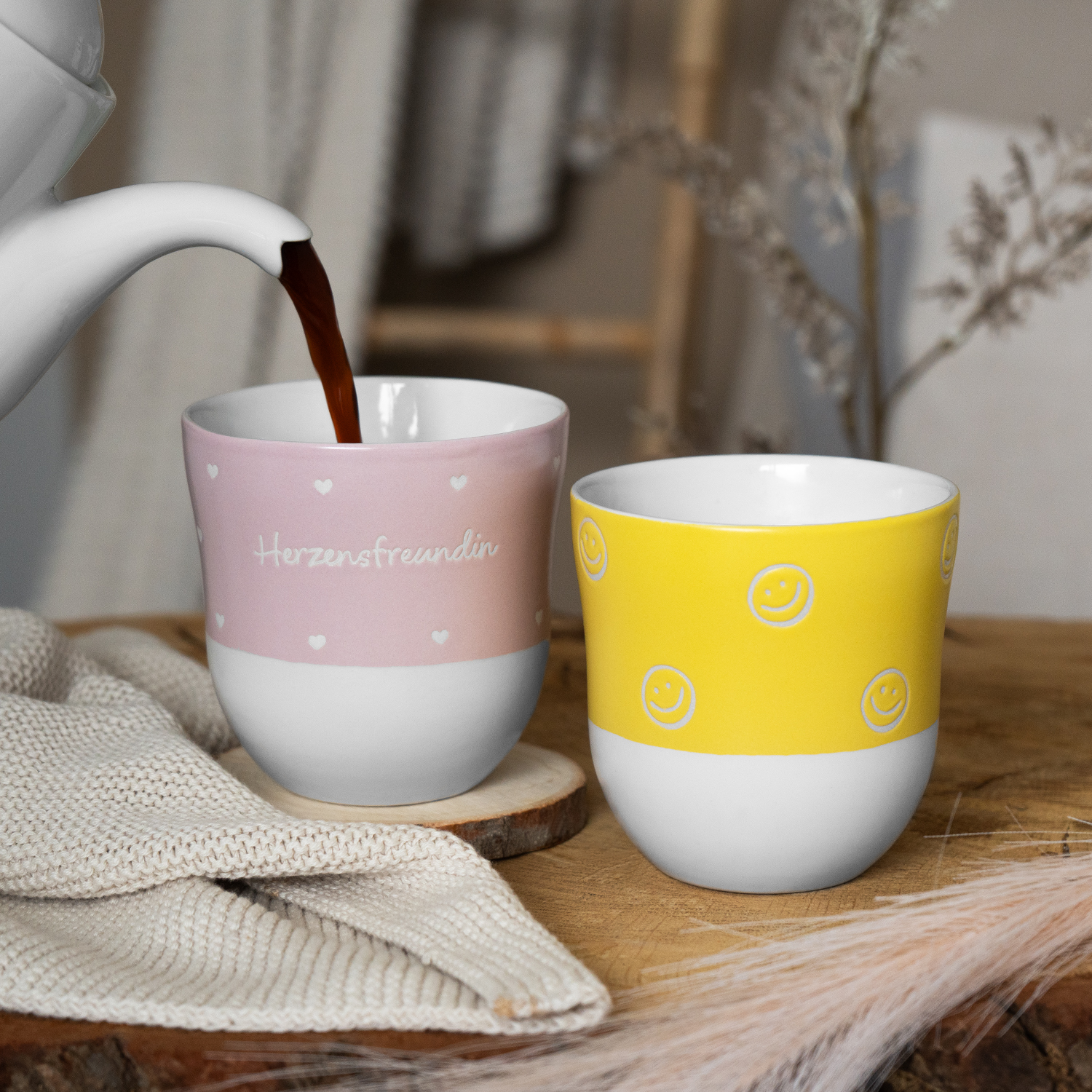 Lieblingsbecher aus Steinzeug in Rosa und Gelb mit Herzen/Smileys – gute Laune zum Frühstück.