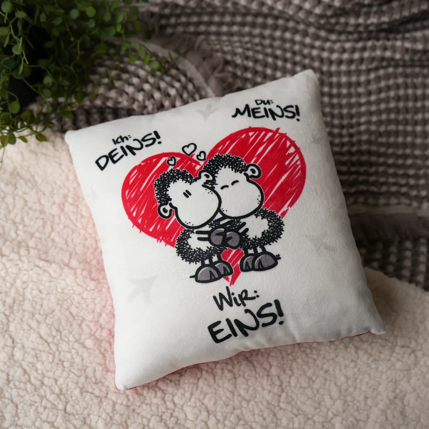 Weißes Plüschkissen mit rotem Herzmotiv und zwei Schäfchen – 25x25 cm