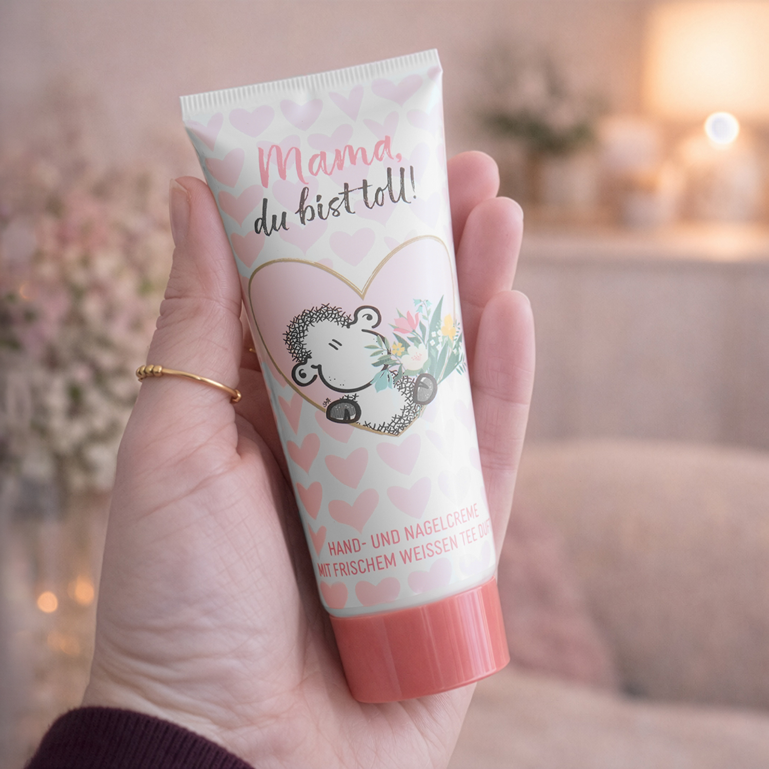 Pastellfarbene Handcreme-Tube mit Schafmotiv und Herzen