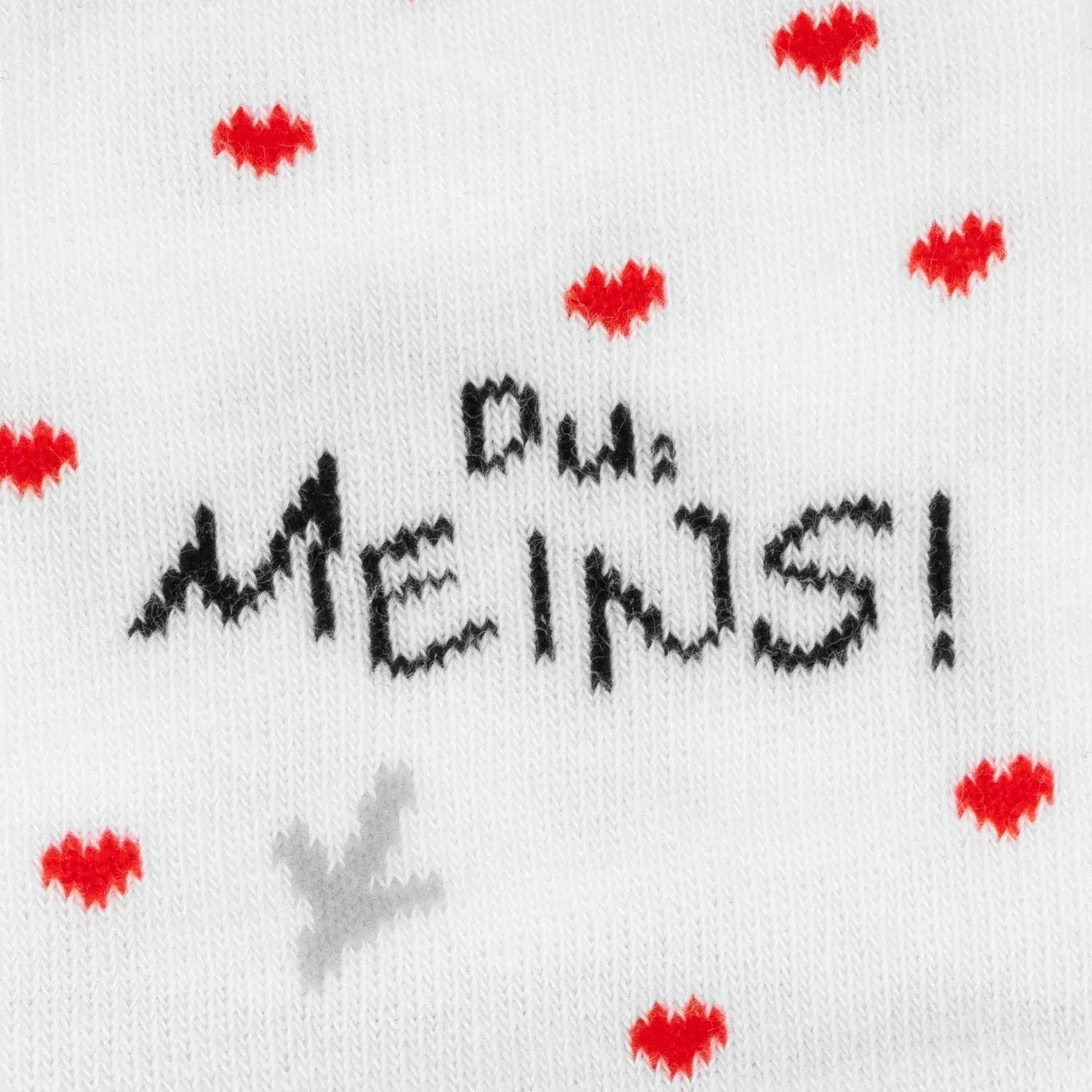 Weiße Socke mit rotem Herzchen-Muster und schwarzem Schriftzug Meins!