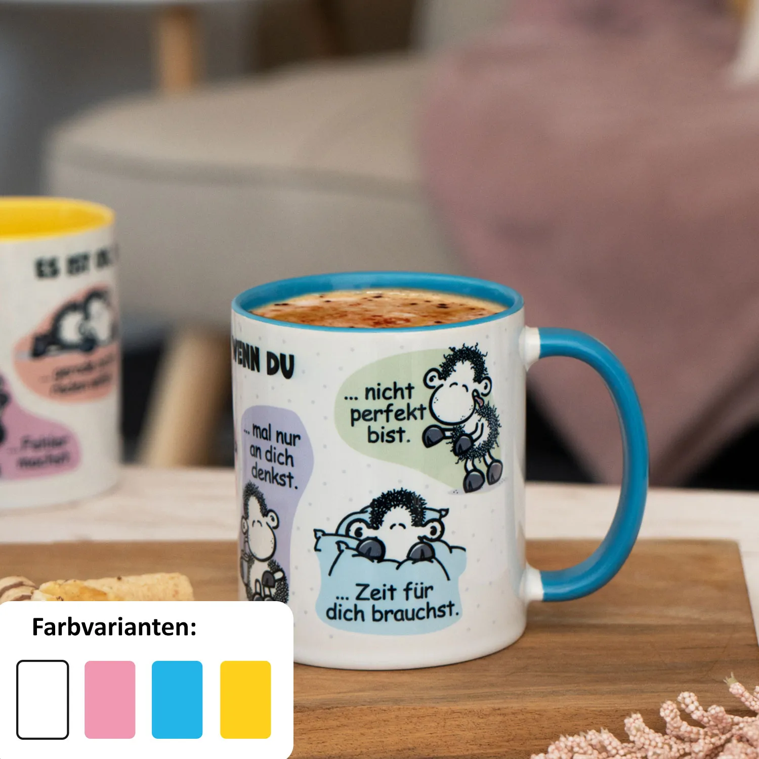 Weiße Porzellan-Tasse mit blauem Henkel und Schaf-Motiv