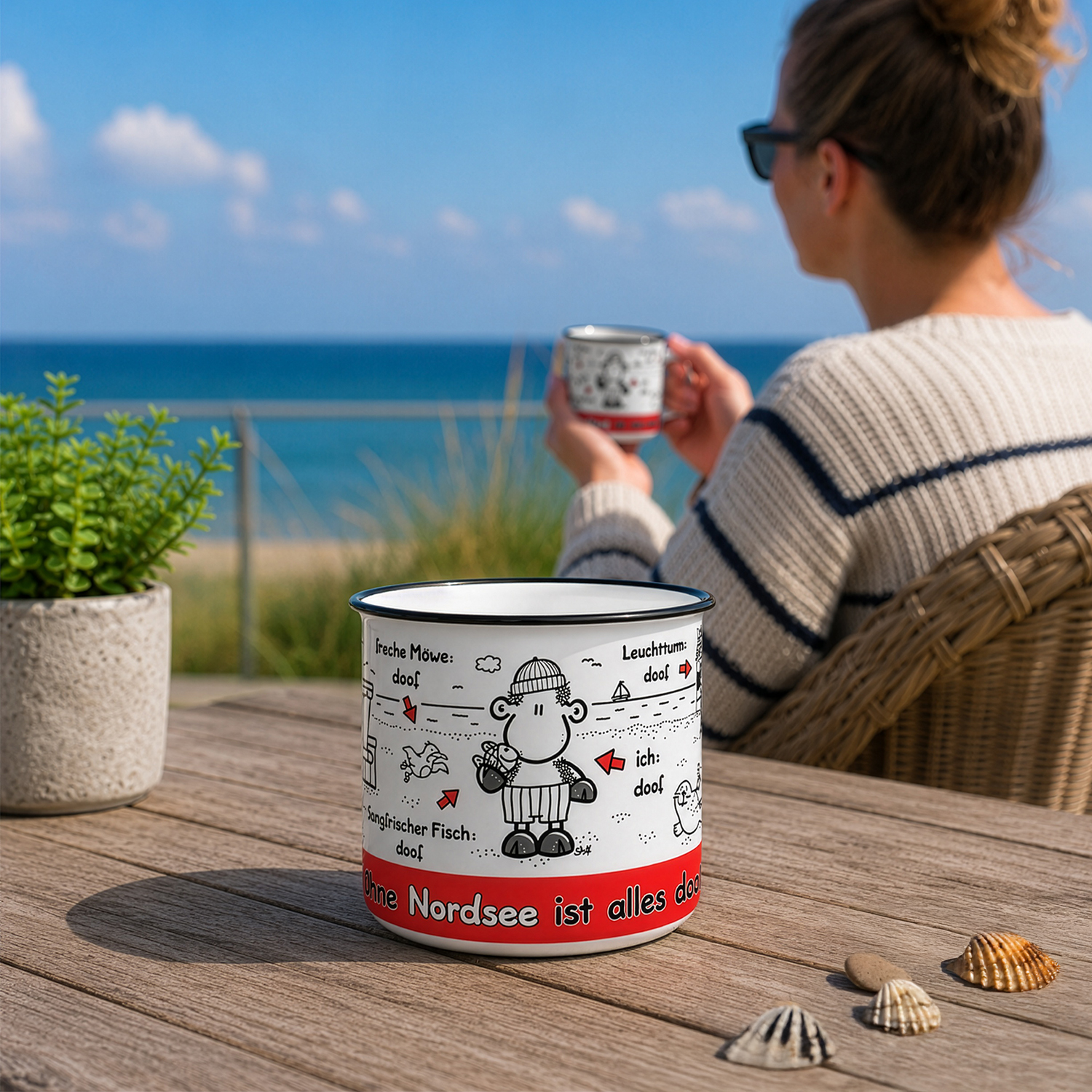 Weiße Porzellan-Tasse mit schwarzem Druck und roter Unterkante, maritimer Spruch