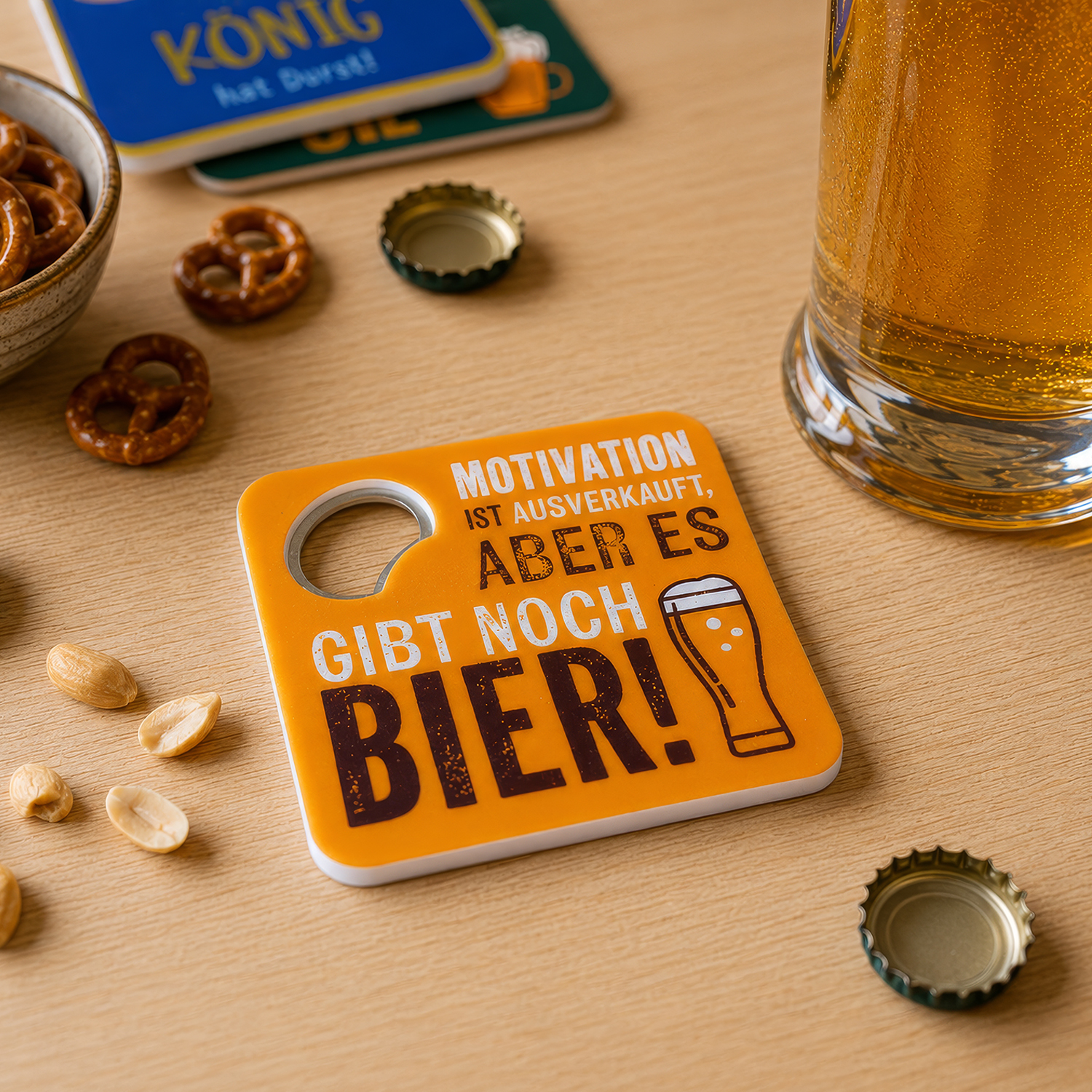 Oranger Untersetzer mit Flaschenöffner, Spruch: Motivation ist ausverkauft, aber es gibt noch Bier!
