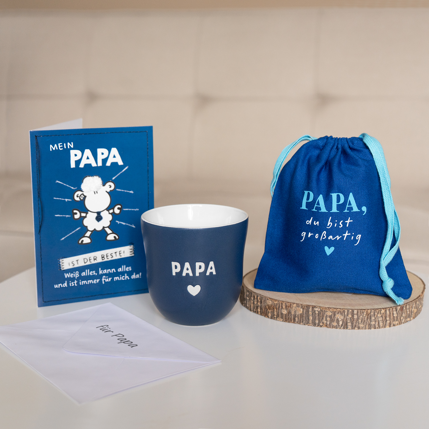 Dunkelblauer Steinzeug-Becher mit PAPA-Aufdruck, Grußkarte, blaues Geschenksäckchen