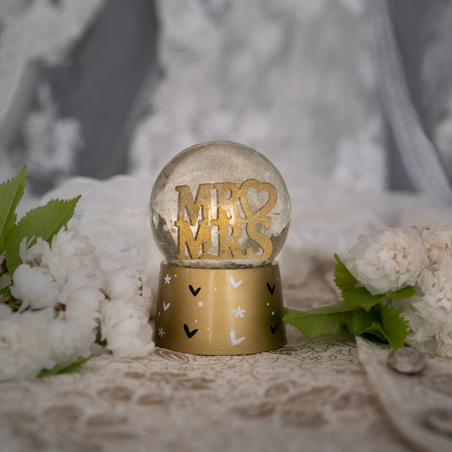 Schneekugel mit MR & MRS-Schrift auf goldener Basis, weiße Herzen