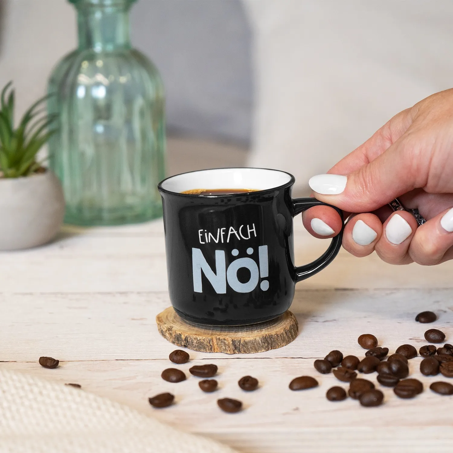 Schwarzer Keramik-Espressobecher mit weißem Innenrand und Schriftzug 'Einfach Nö!'